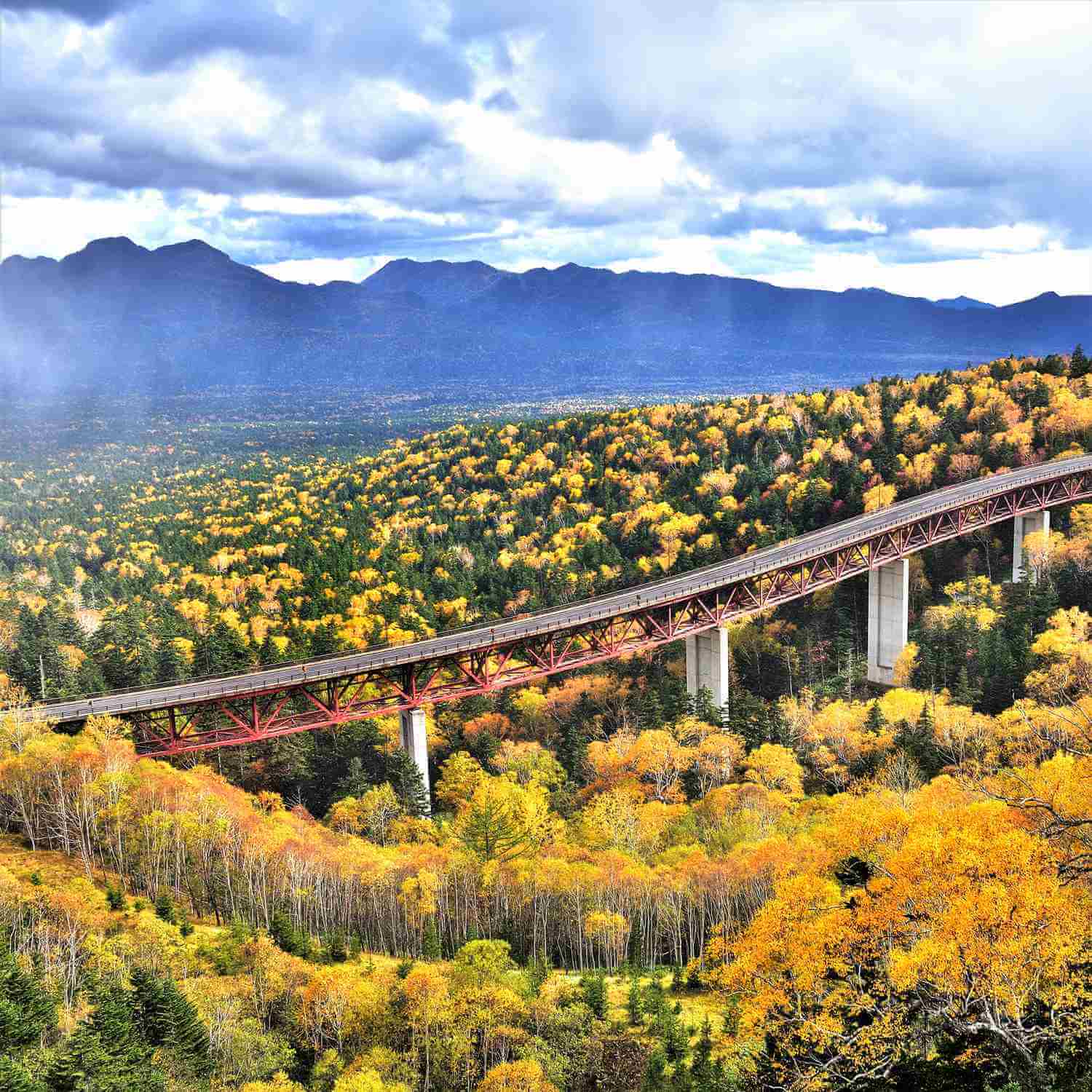 Mikuni Toge Pass in Daisetsuzan National Park, Hokkaido = Shutterstock 2