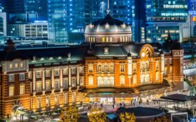 The Marunouchi District, which is located on the west side of Tokyo Station, has many fashionable shops and restaurants = Shutterstock 1