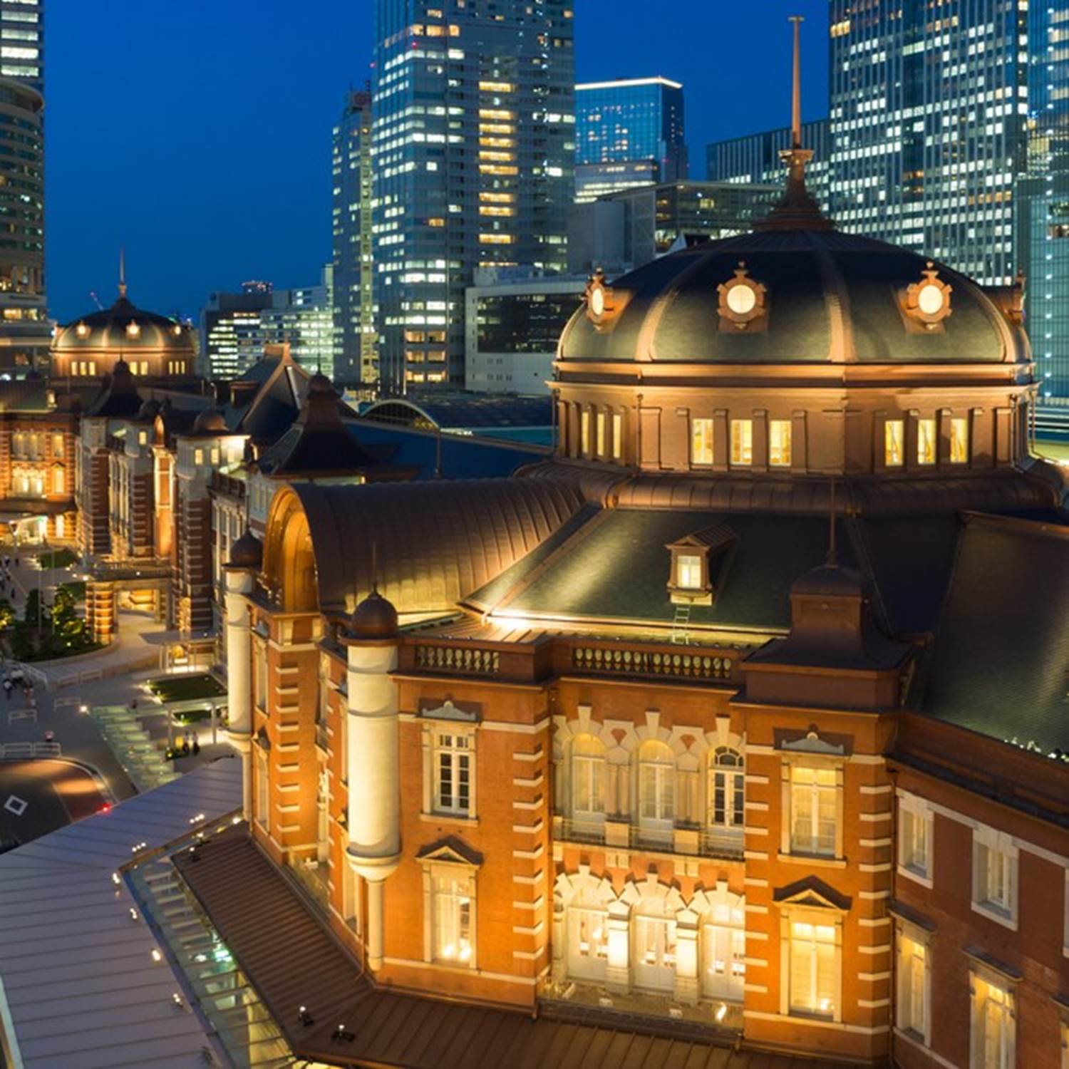 The Marunouchi District, which is located on the west side of Tokyo Station, has many fashionable shops and restaurants = Shutterstock 2