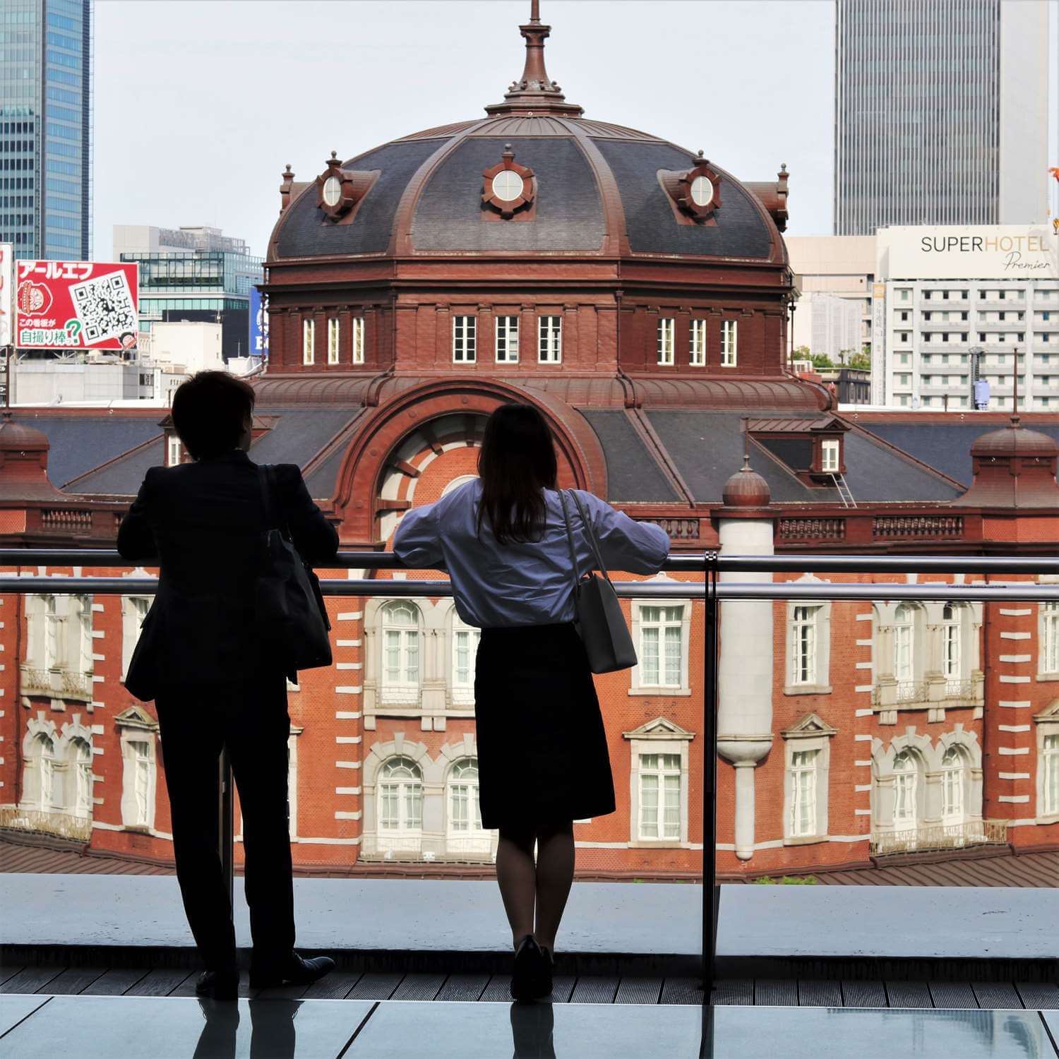 The Marunouchi District, which is located on the west side of Tokyo Station, has many fashionable shops and restaurants = Shutterstock 7