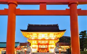 Fushimi Inari Taisha Shrine in Kyoto = Shutterstock 1