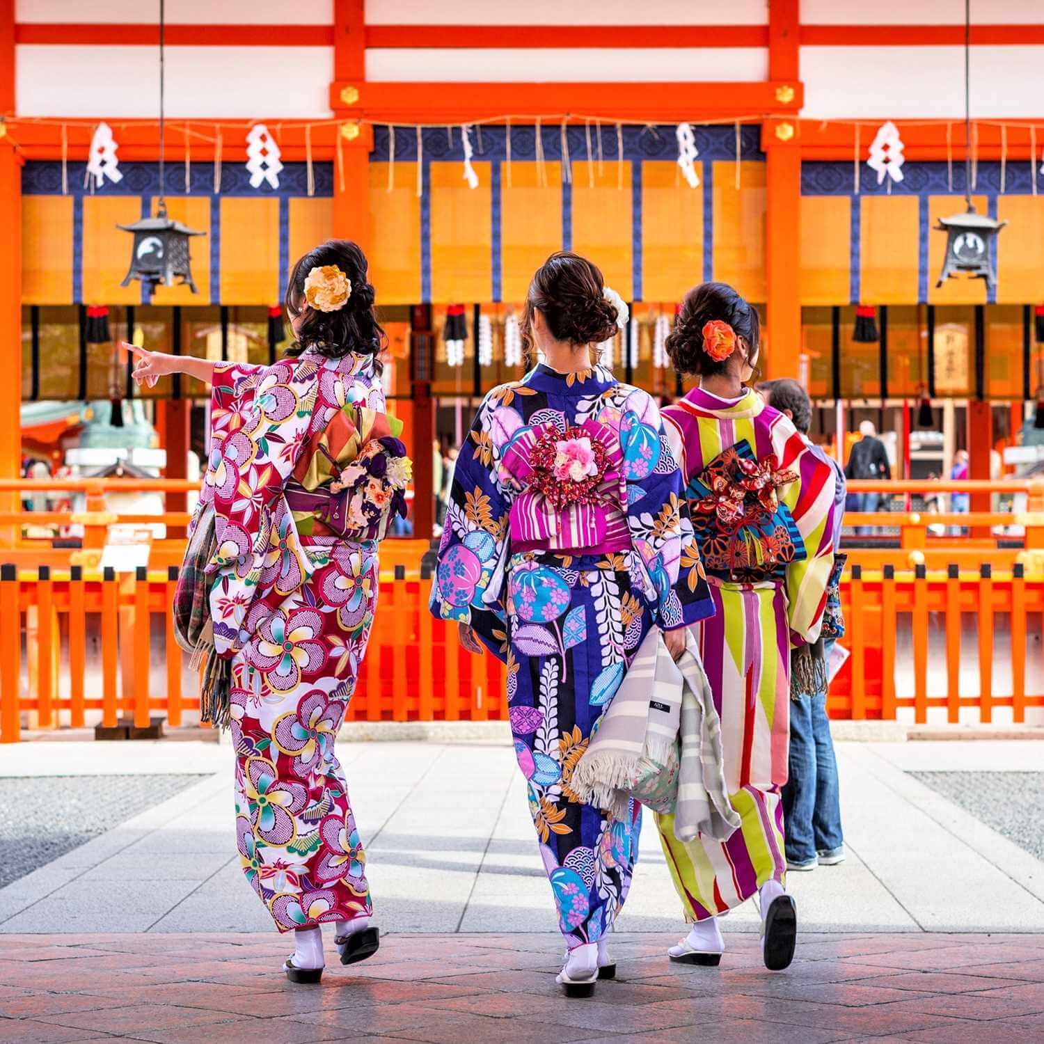 Fushimi Inari Taisha Shrine in Kyoto = Shutterstock 3