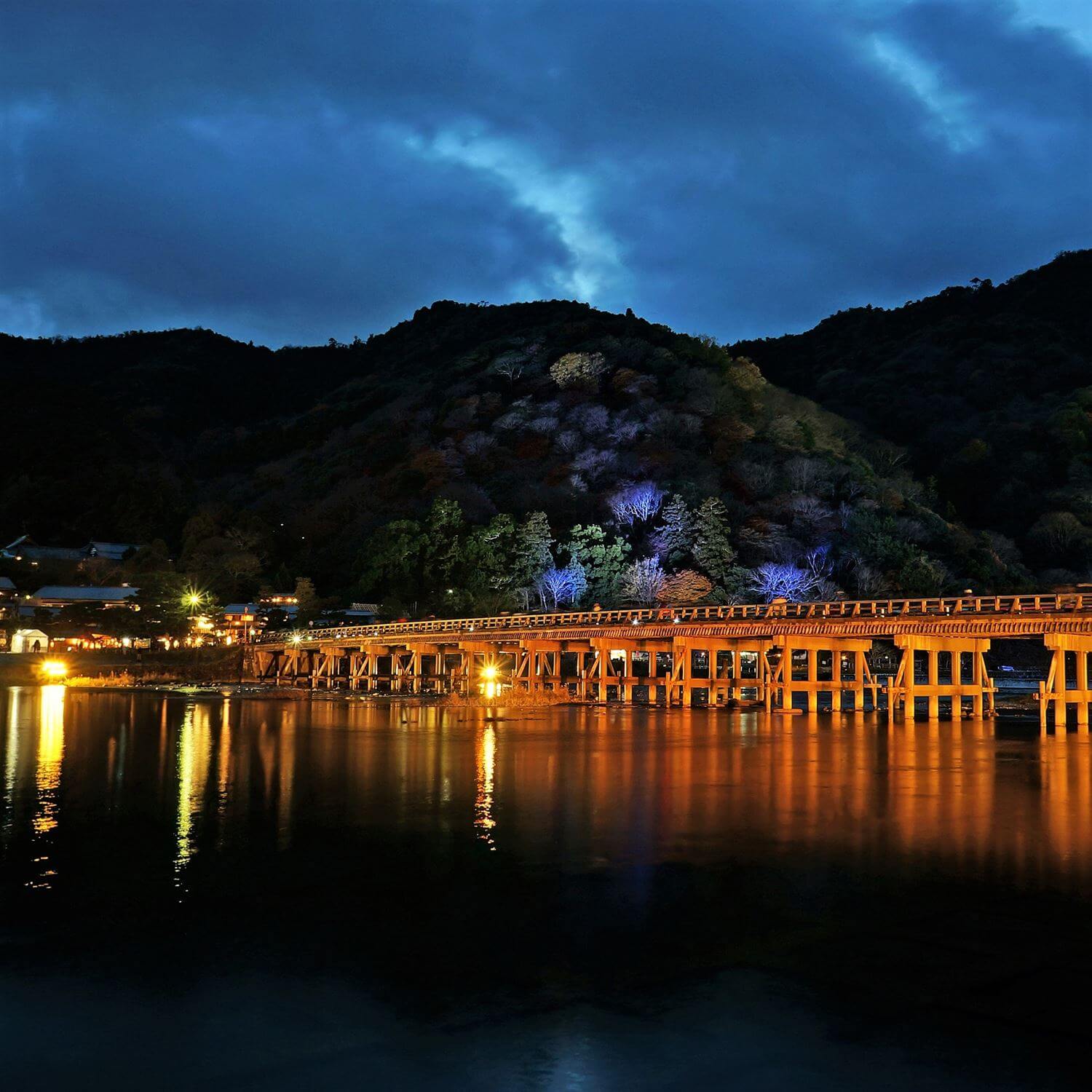 The fantastic illumination “Hanatouro” in Arashiyama, Kyoto = Shutterstock 2