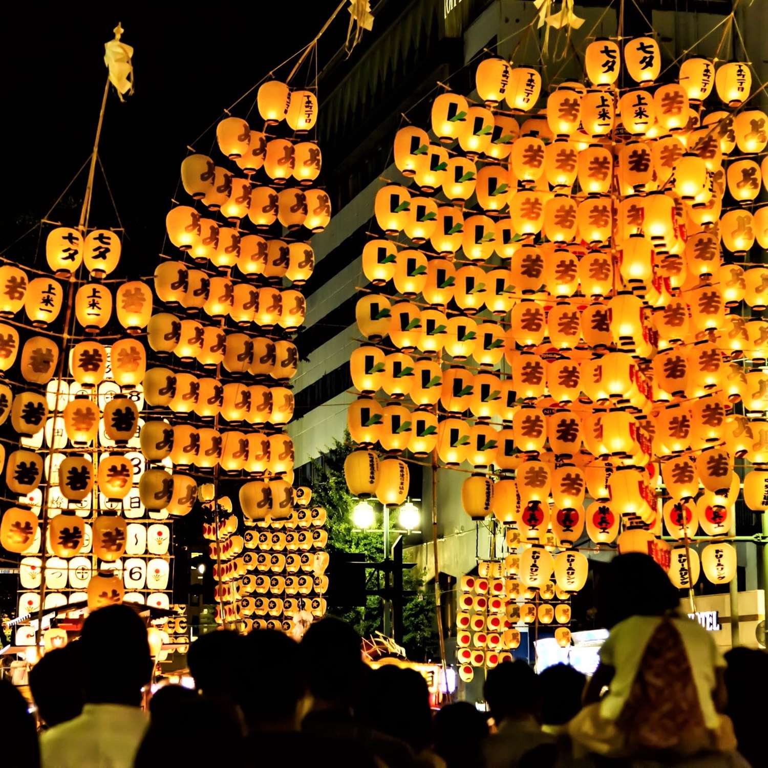 At the Akita Kanto Festival, people march with huge lanterns hanging on their heads or shoulders =Pixta