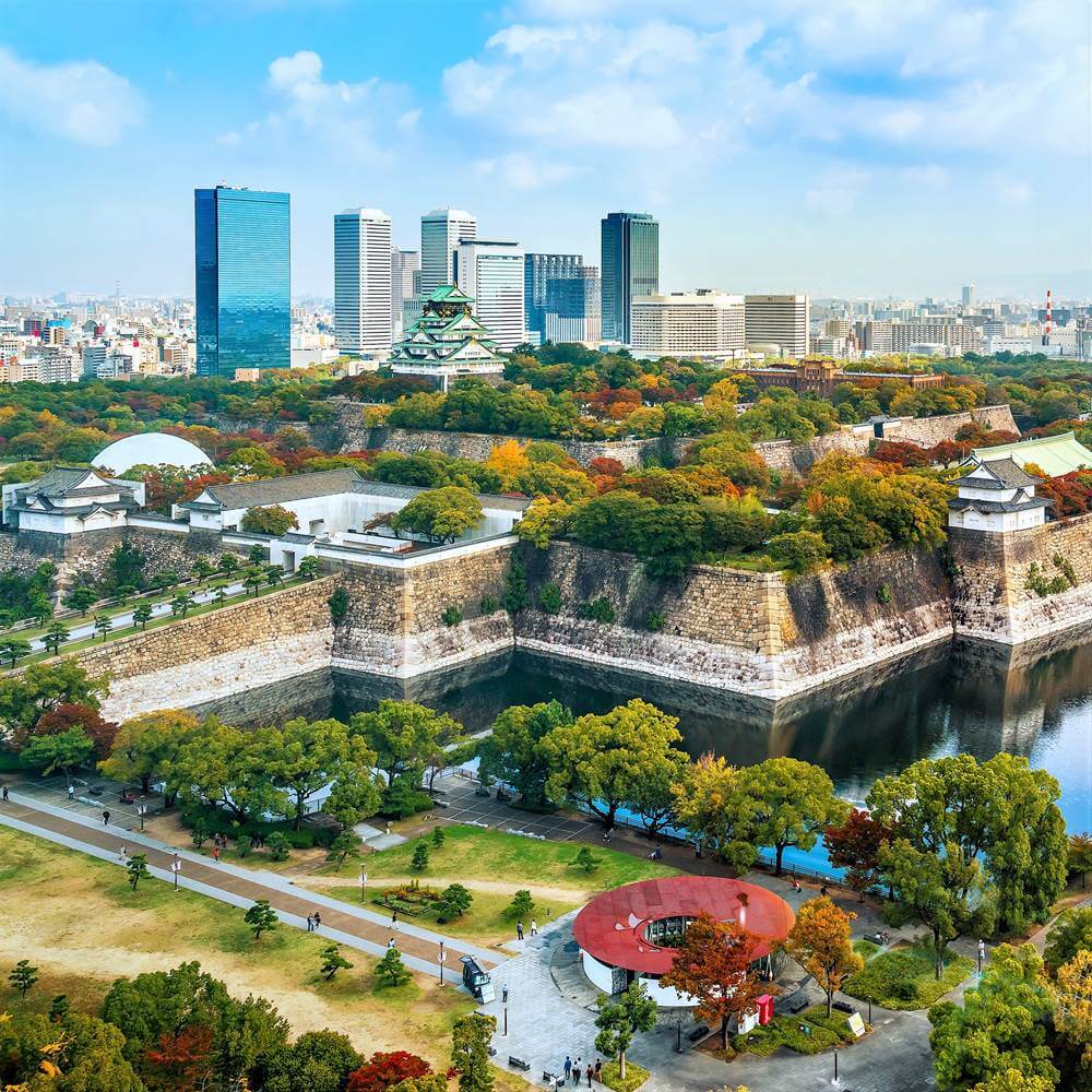 Osaka Castle in the center of Osaka city. The castle tower was rebuilt in 1931, but the view from the top floor is wonderful = Shutterstock 2