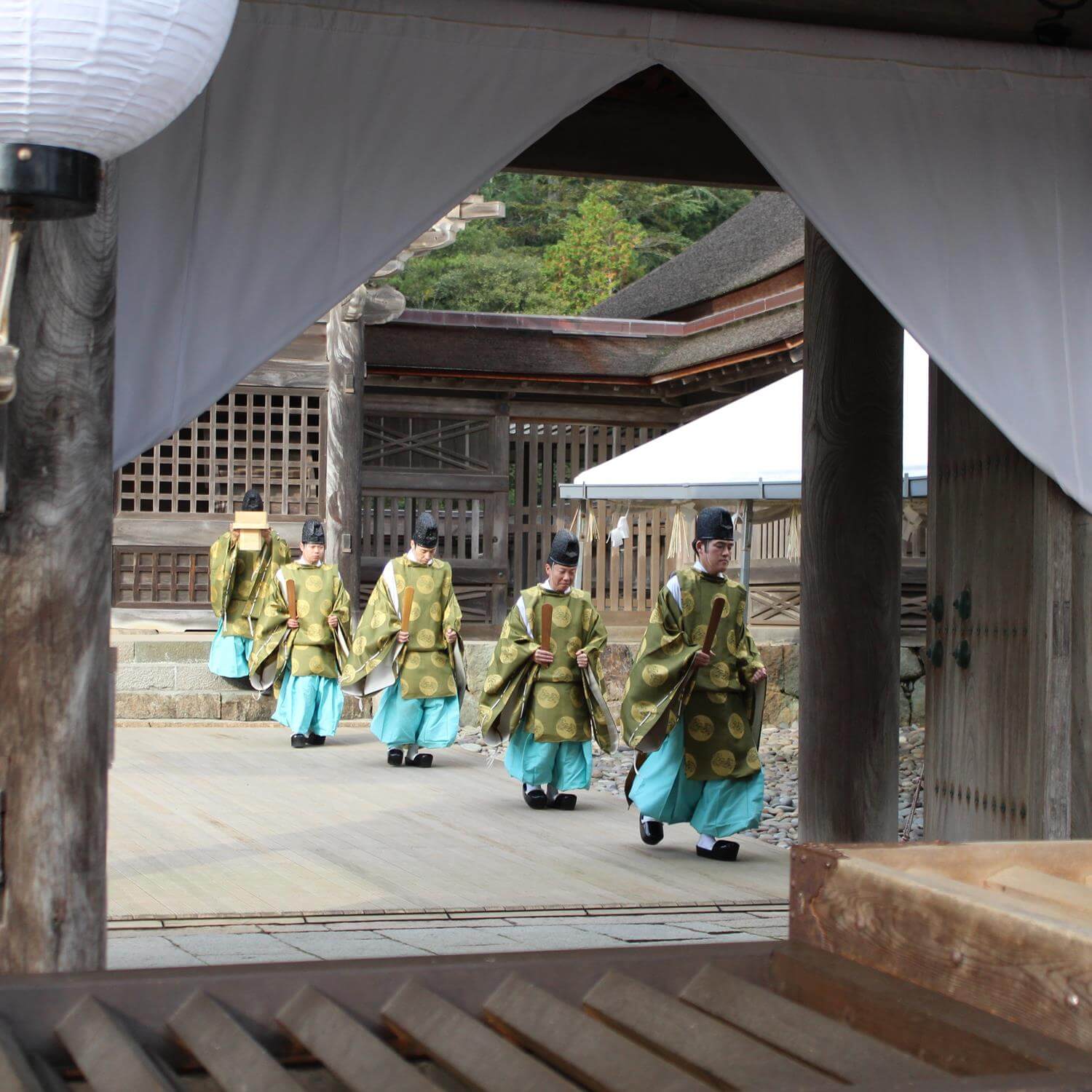 Priests at Izumo Shrine Shrine in Izumo City, Shimane Prefecture = Shutterstock