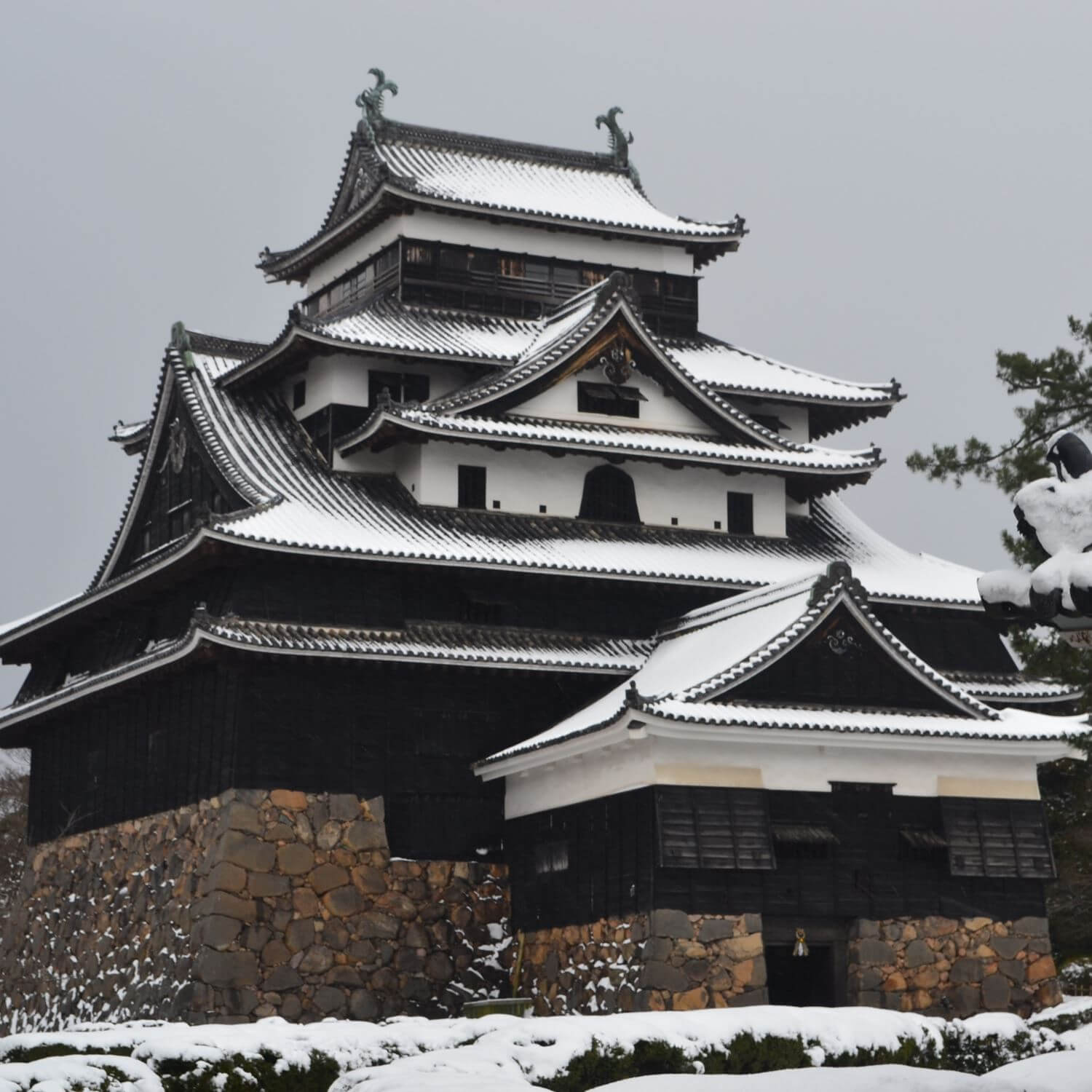 Snow scene at Matsue Castle in Matsue City, Shimane Prefecture = Shutterstock
