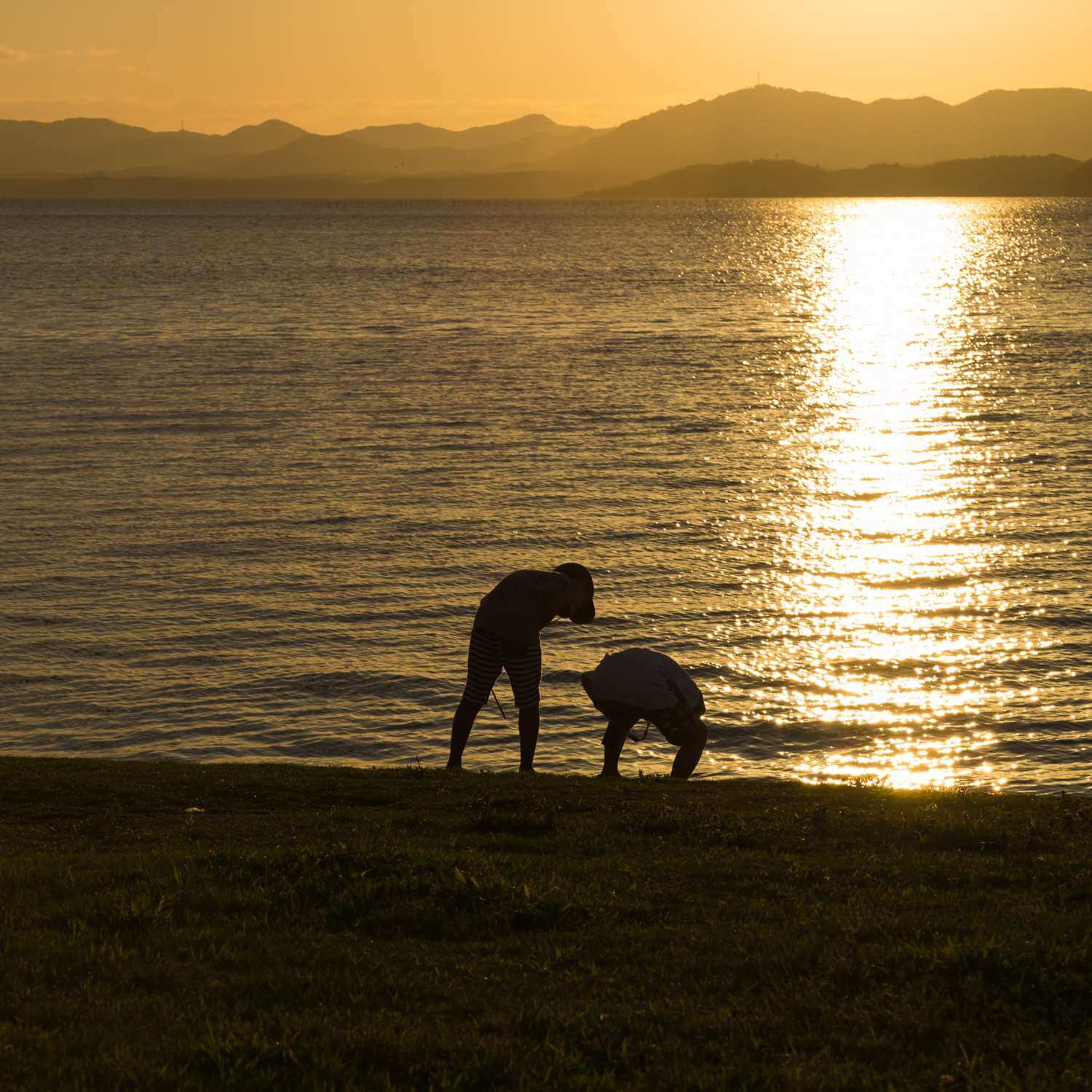 Children playing on the shore of Lake Shinji in Matsue, Shimane Prefecture = AdobeStock