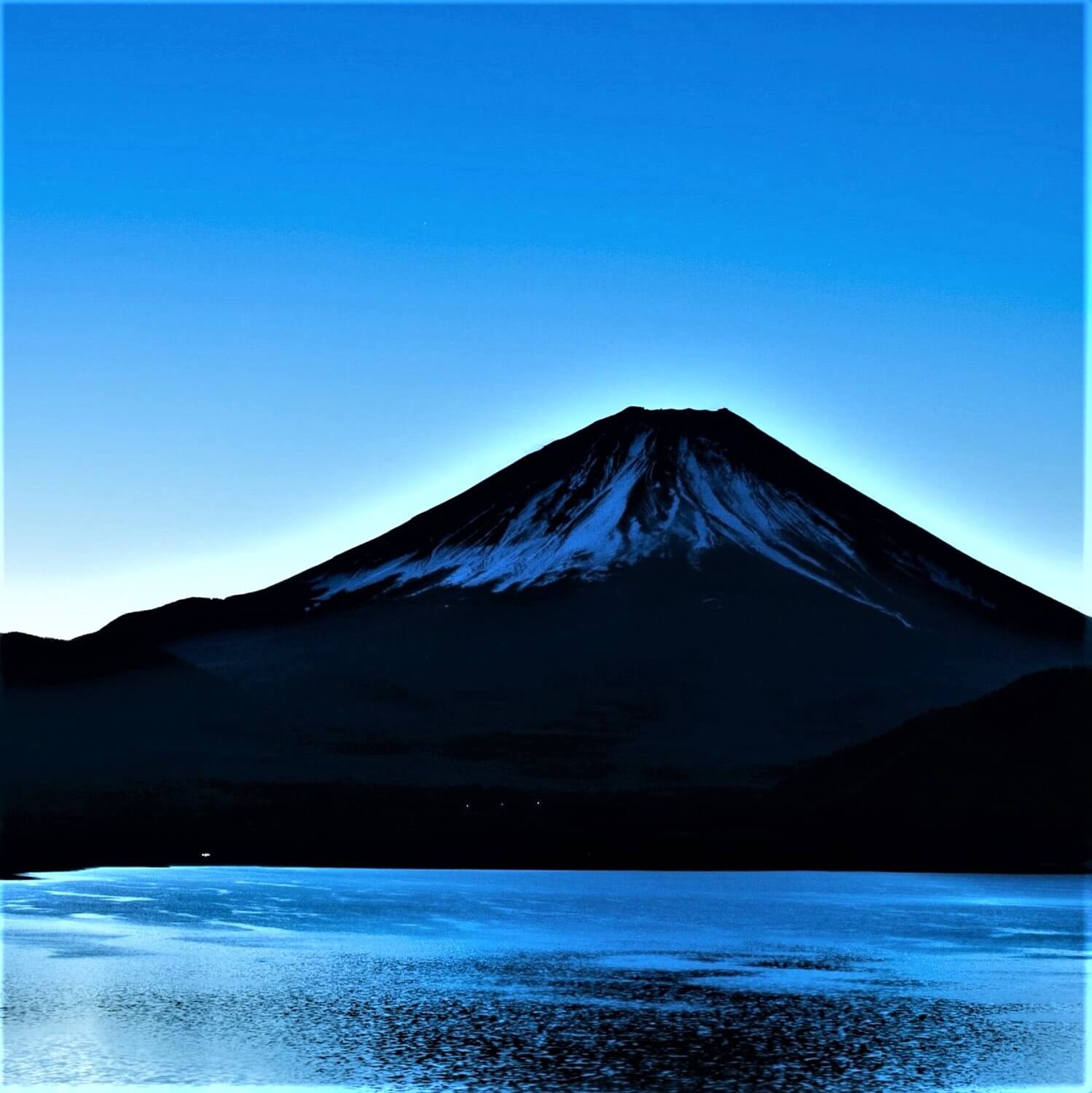 Mt. Fuji in the morning sunrise from Motosu Lake＝Shutterstock. 3