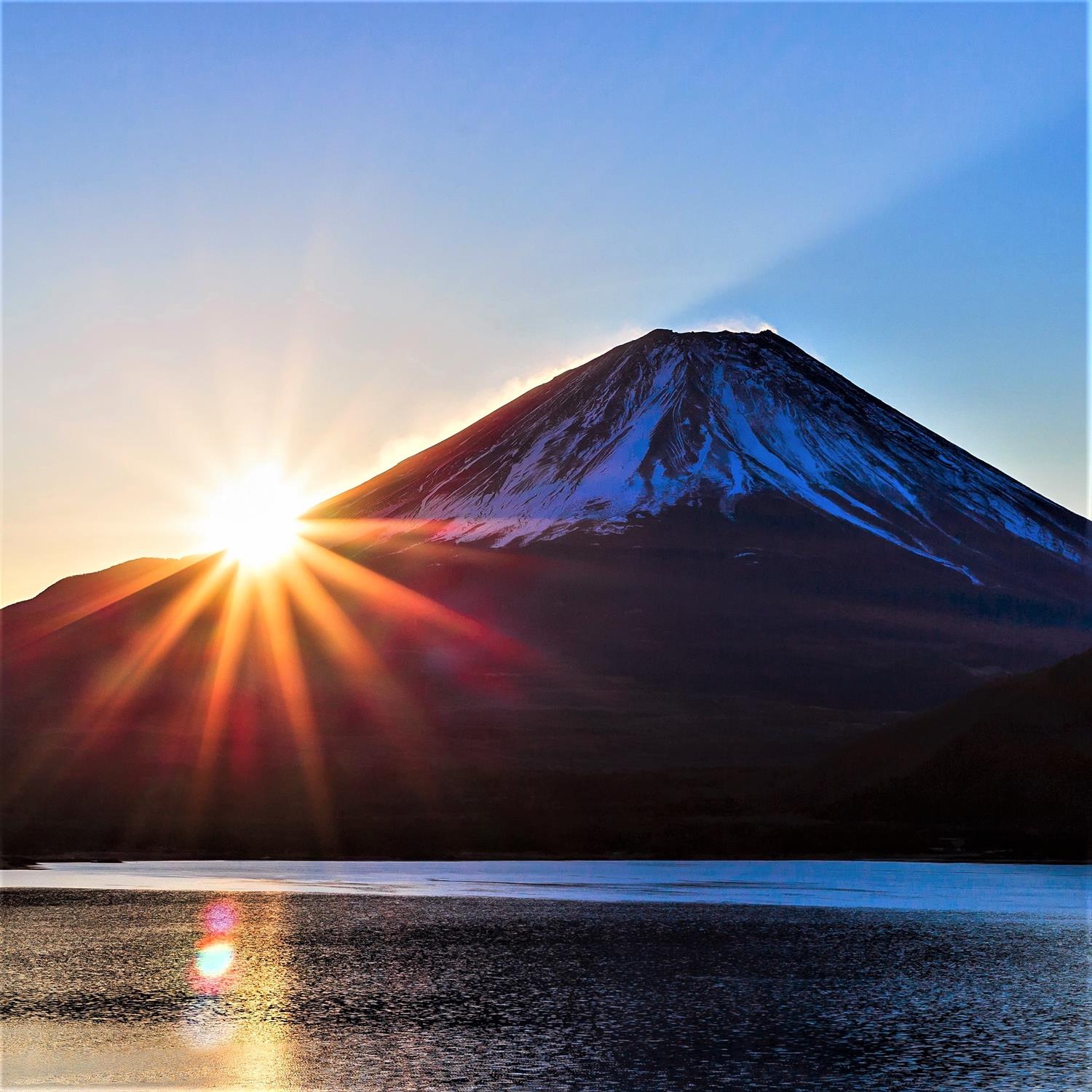 Mt. Fuji in the morning sunrise from Motosu Lake＝Shutterstock. 5