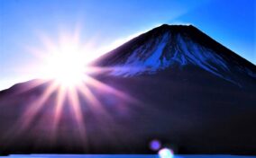 Mt. Fuji in the morning sunrise from Motosu Lake＝Shutterstock. 6