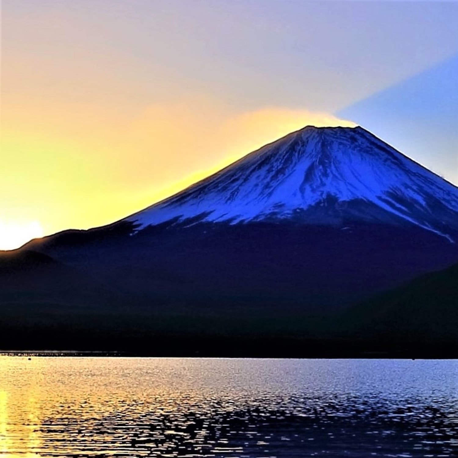 Mt. Fuji in the morning sunrise from Motosu Lake＝Shutterstock. 7