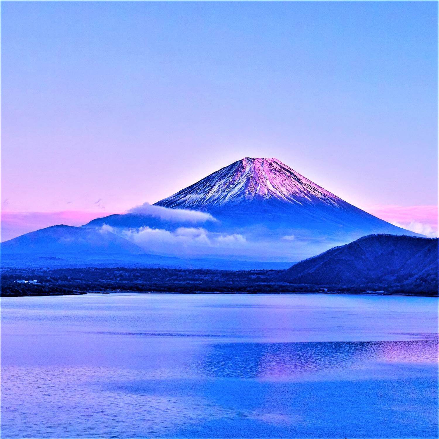 Mt. Fuji in the morning sunrise from Motosu Lake＝Shutterstock. 8