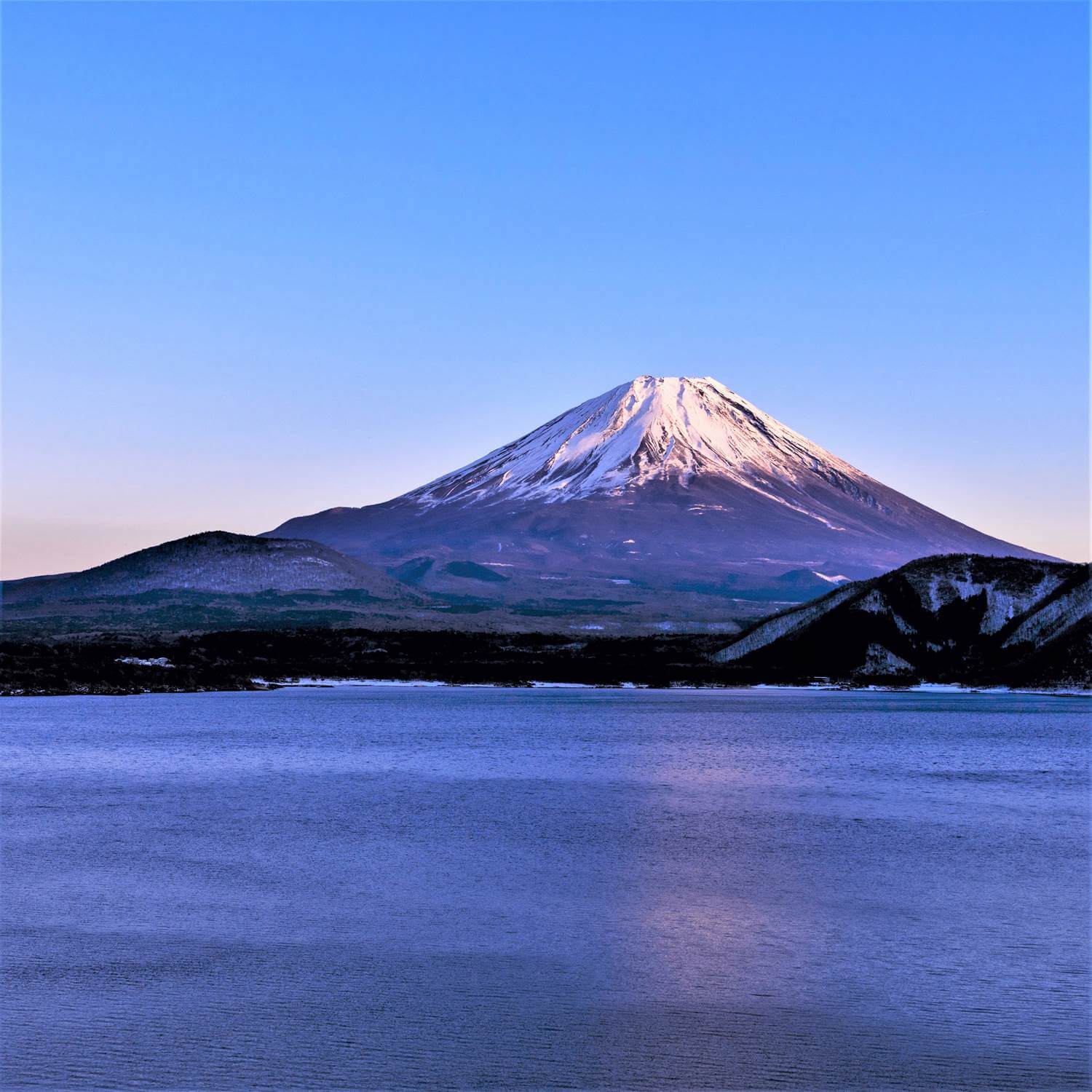 Mt. Fuji in the morning sunrise from Motosu Lake＝Shutterstock. 9