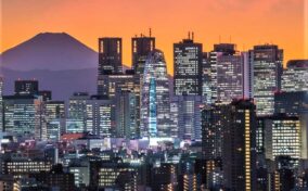 Tokyo's Best Night View Spots (1)Shinjuku1 = Shutterstock