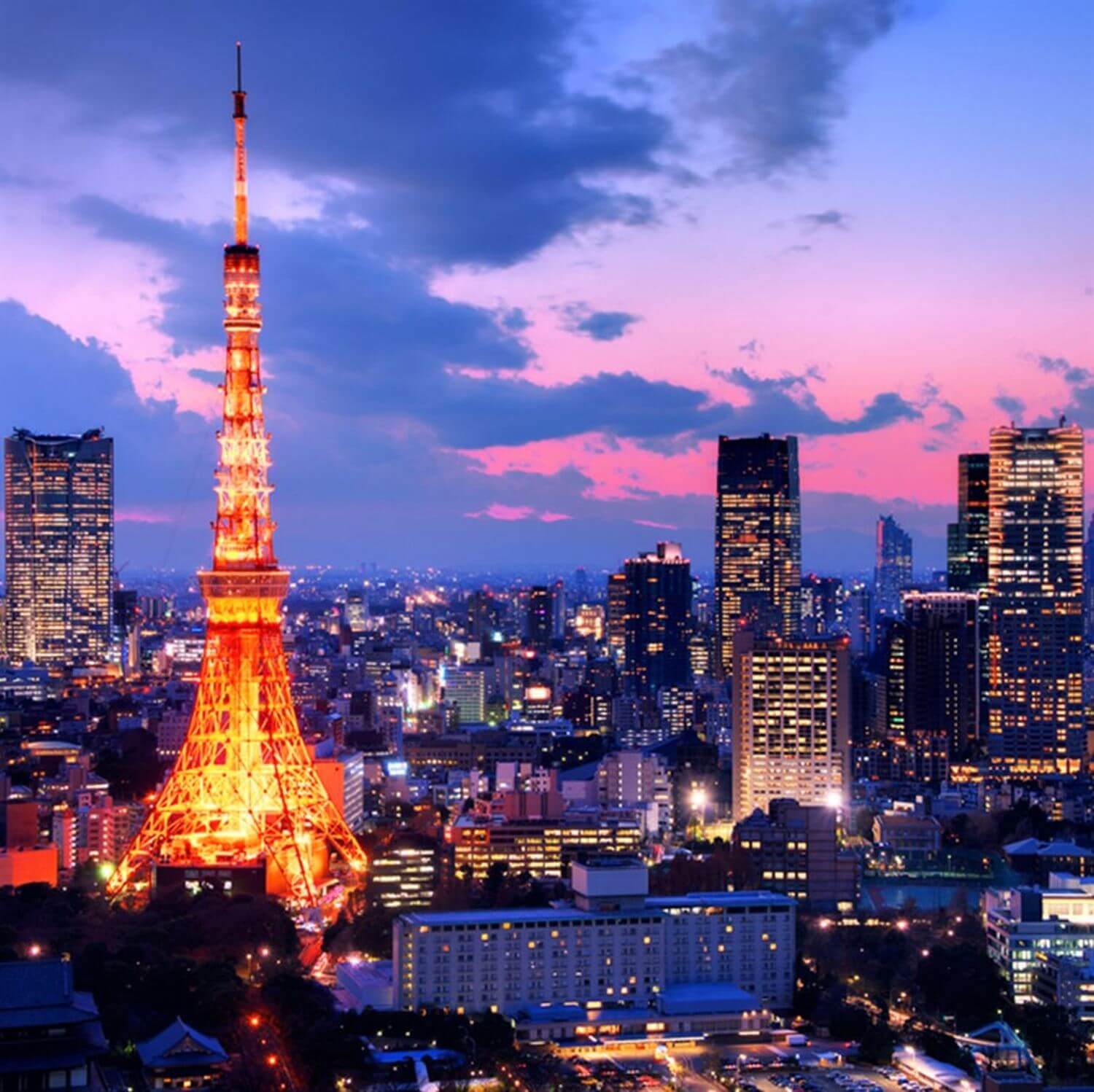 Tokyo's Best Night View Spots (3)Tokyo Tower seen from Roppongi = Shutterstock