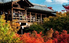 Autumn colors at Tofukuji Temple, Kyoto = Shutterstock 1