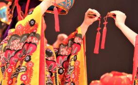 Okinawa's traditional dance = Shutterstock