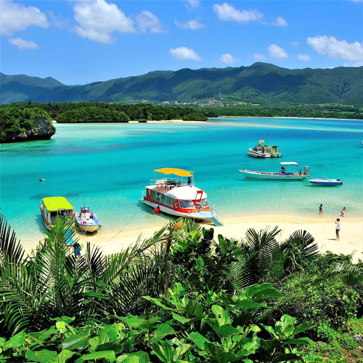 Ishigaki Island's Kabira Bay, Okinawa = Shutterstock