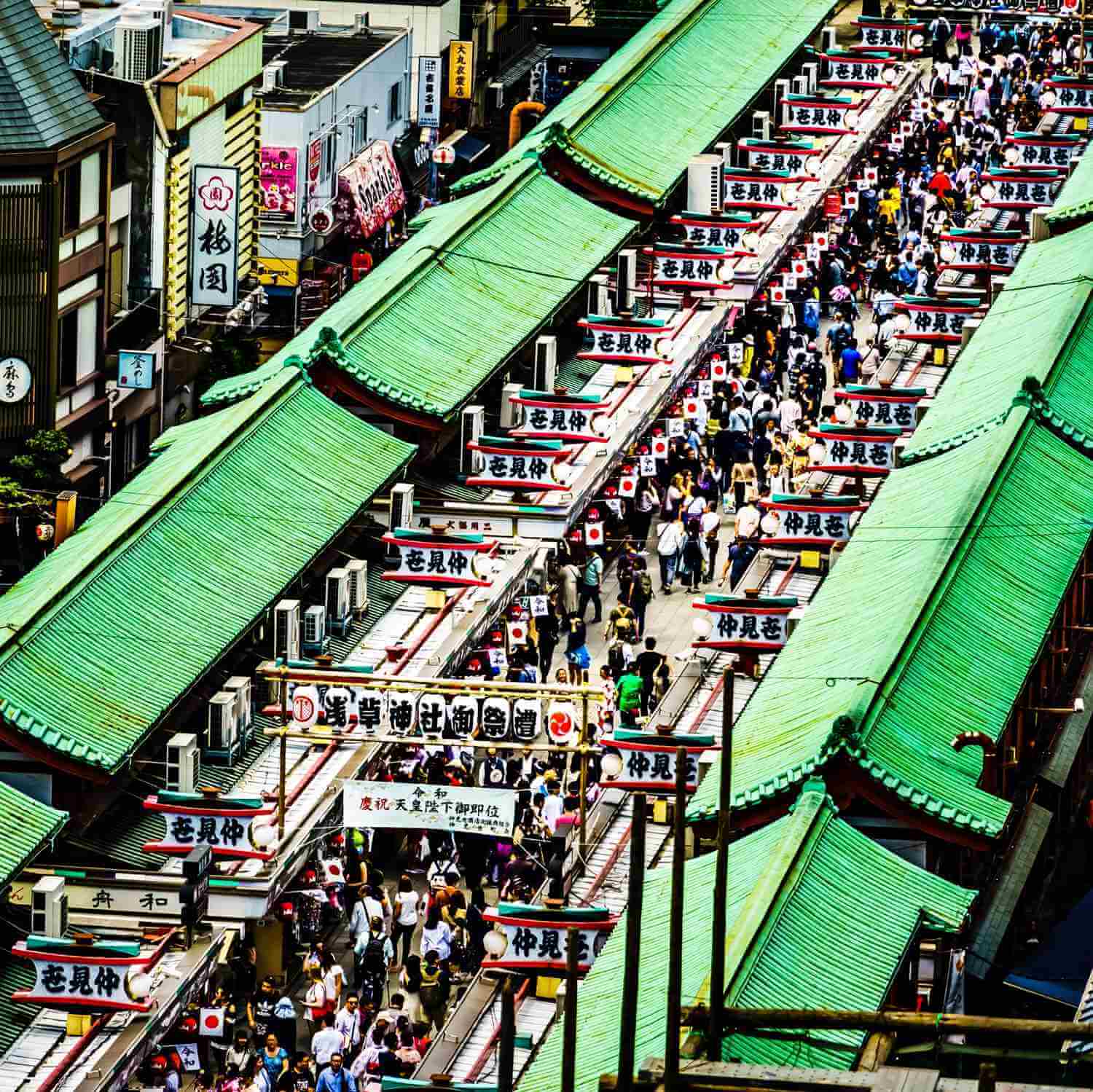 Sensoji Temple in Asakusa, Tokyo = Shutterstock 3_2