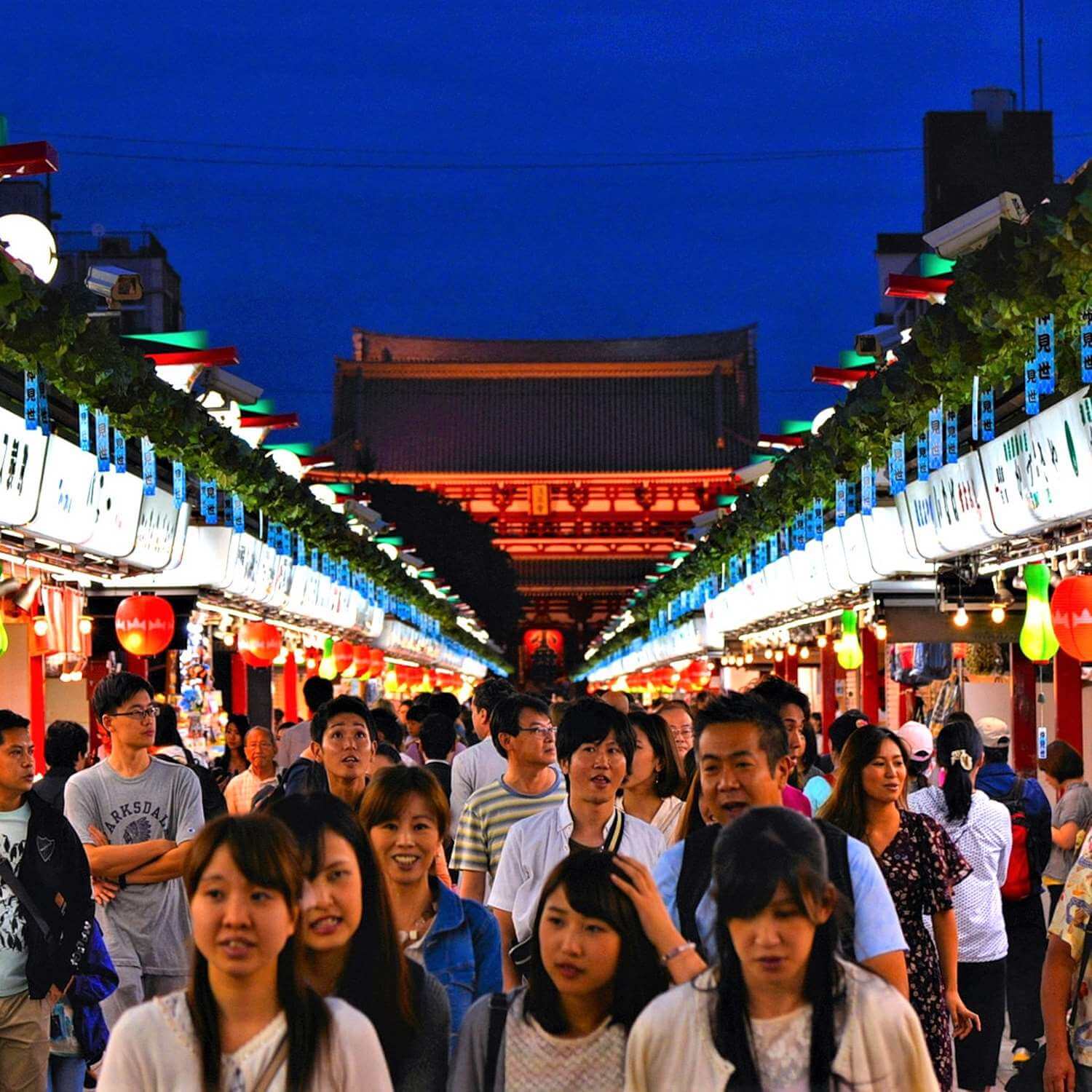 Sensoji Temple in Asakusa, Tokyo = Shutterstock 6