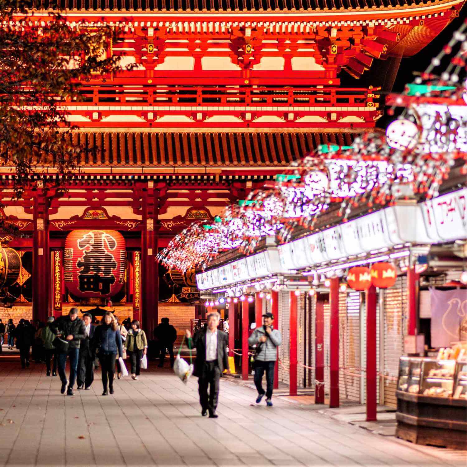 Sensoji Temple in Asakusa, Tokyo = Shutterstock 7