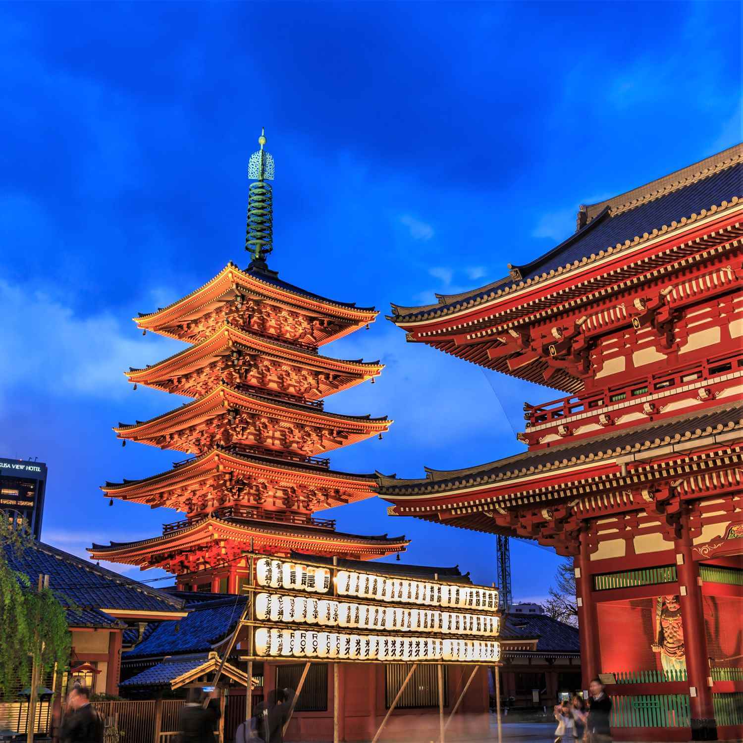 Sensoji Temple in Asakus 9a, Tokyo = Shutterstock