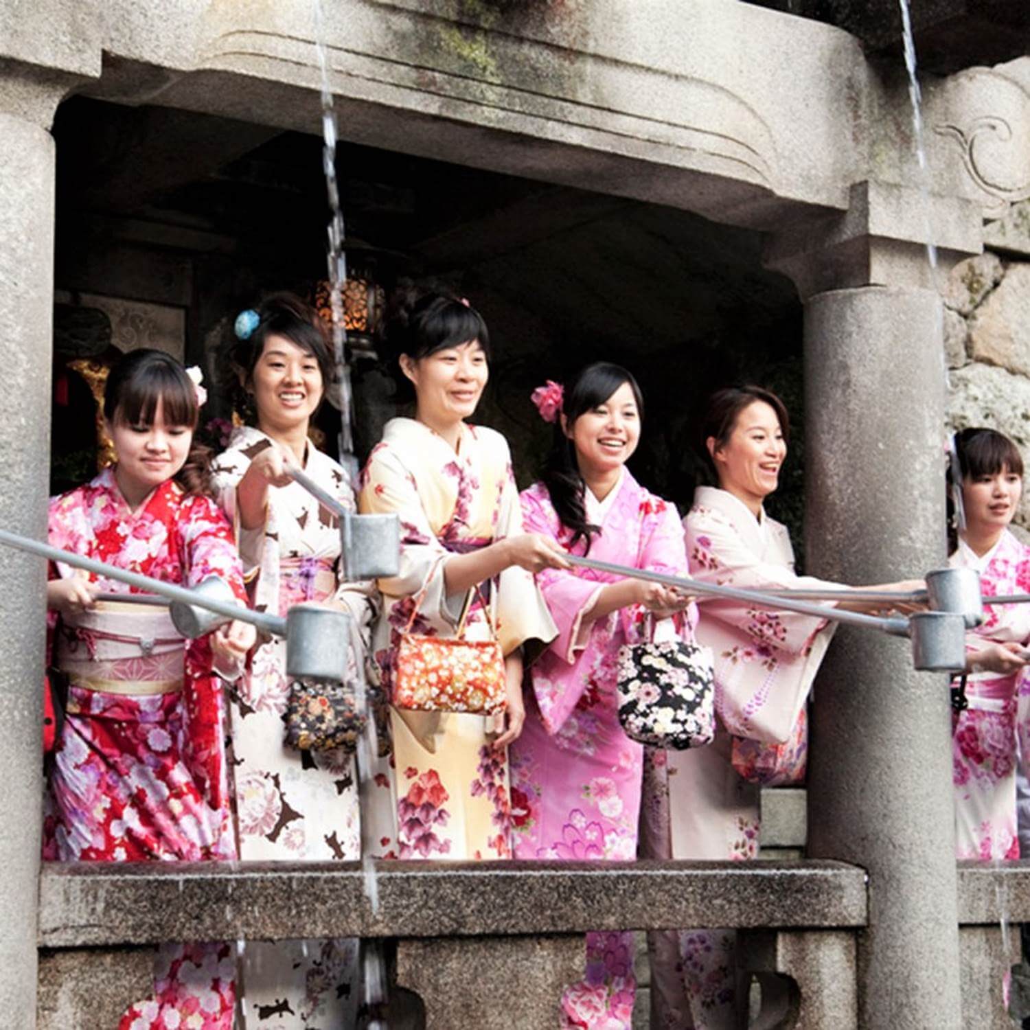 Kiyomizudera Temple in Kyoto = Shutterstock 5