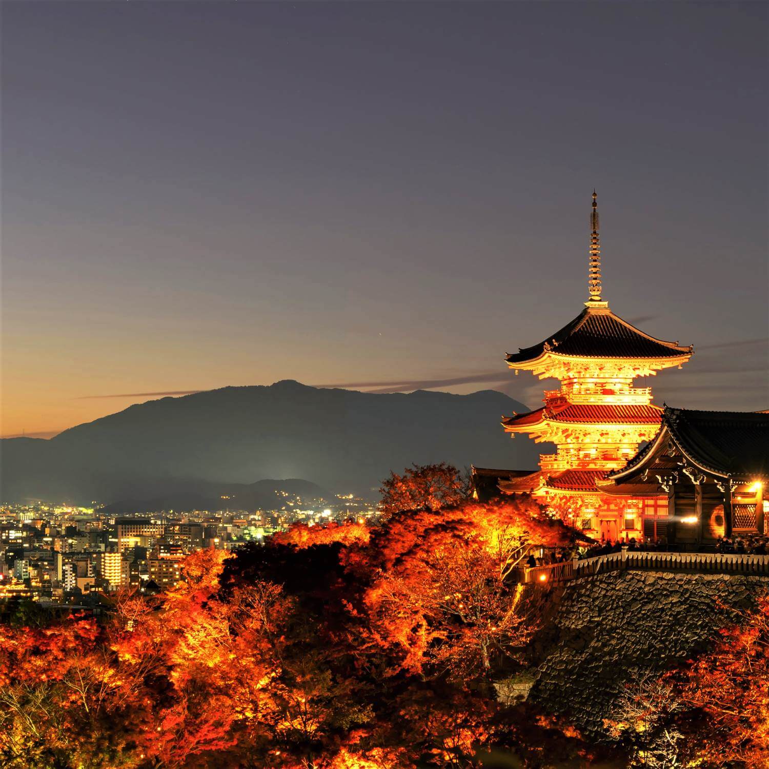 Kiyomizudera Temple in Kyoto = Shutterstock 8