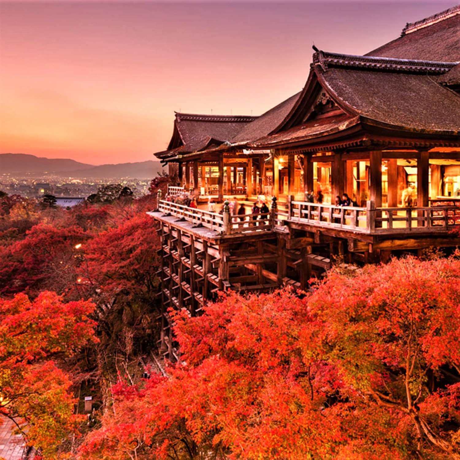 Kiyomizudera Temple in Kyoto = Shutterstock 9
