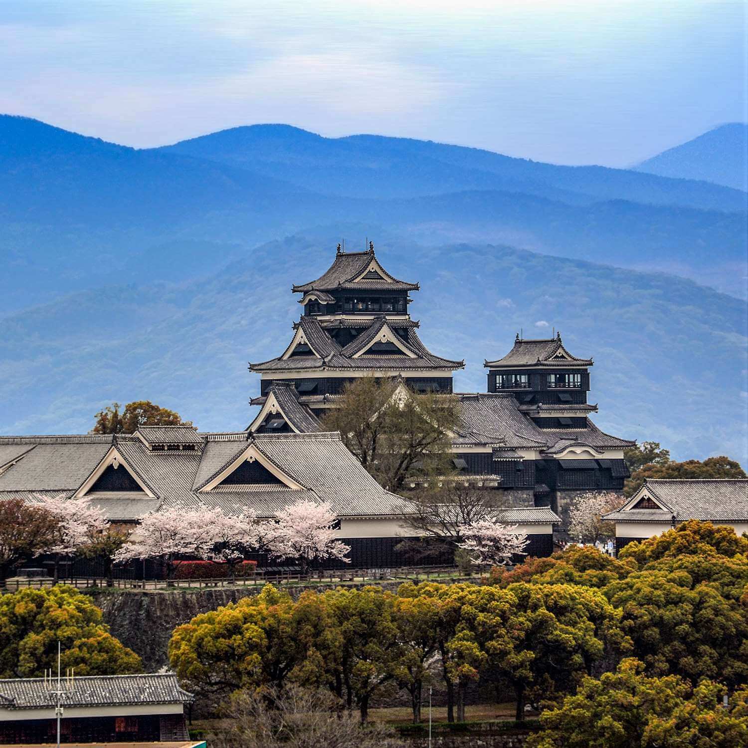 Kumamoto Castle in Kyushu, Japan = Shutterstock 1