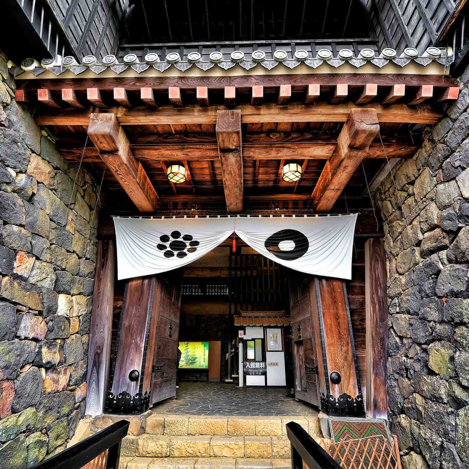 Kumamoto Castle in Kyushu, Japan = Shutterstock 6