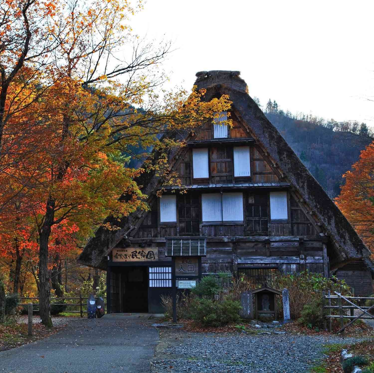 Shirakawago in autumn = Shutterstock 2