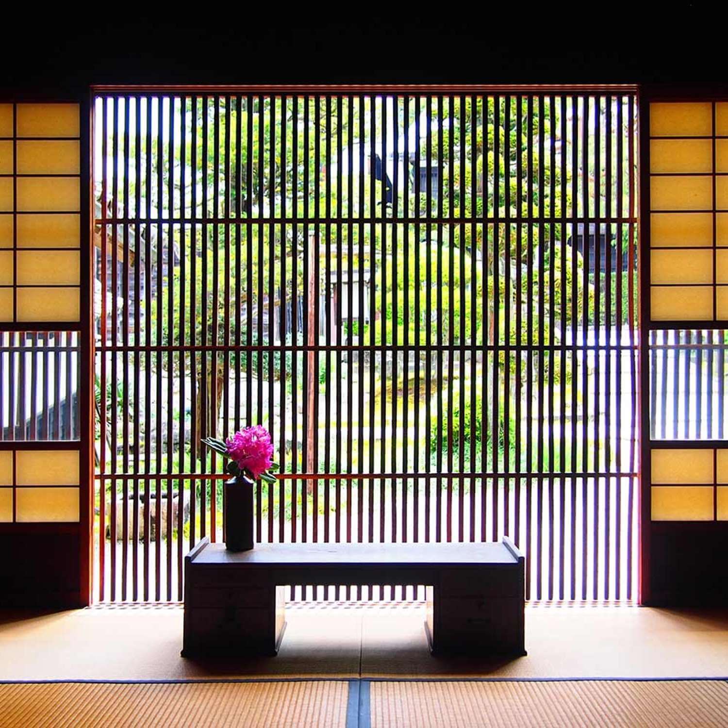 Japanese garden seen from the room = AdobeStock 10