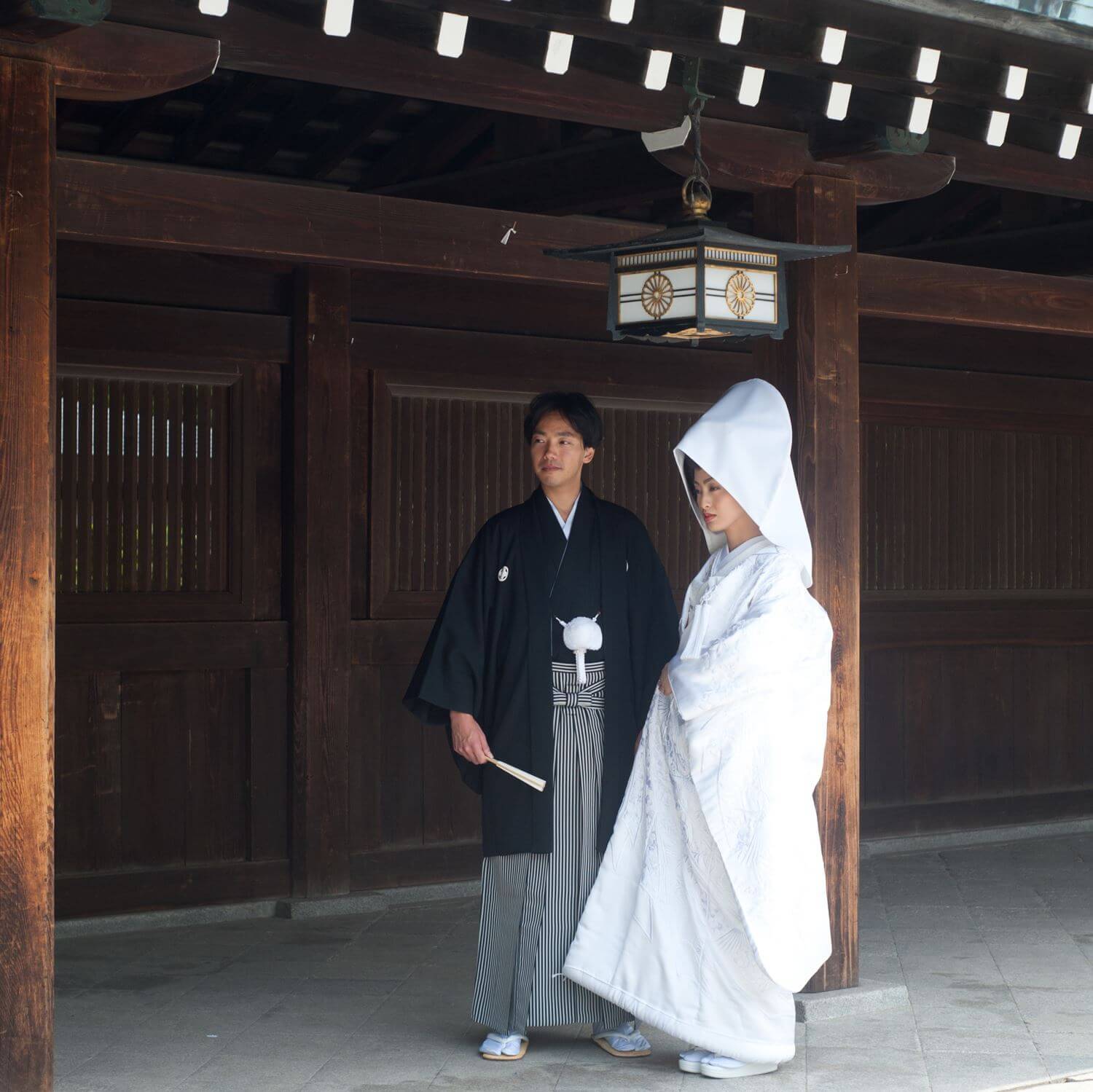  A couple at their traditional Japanese wedding ceremony at Meiji Jingu shrine in Tokyo = Shutterstock