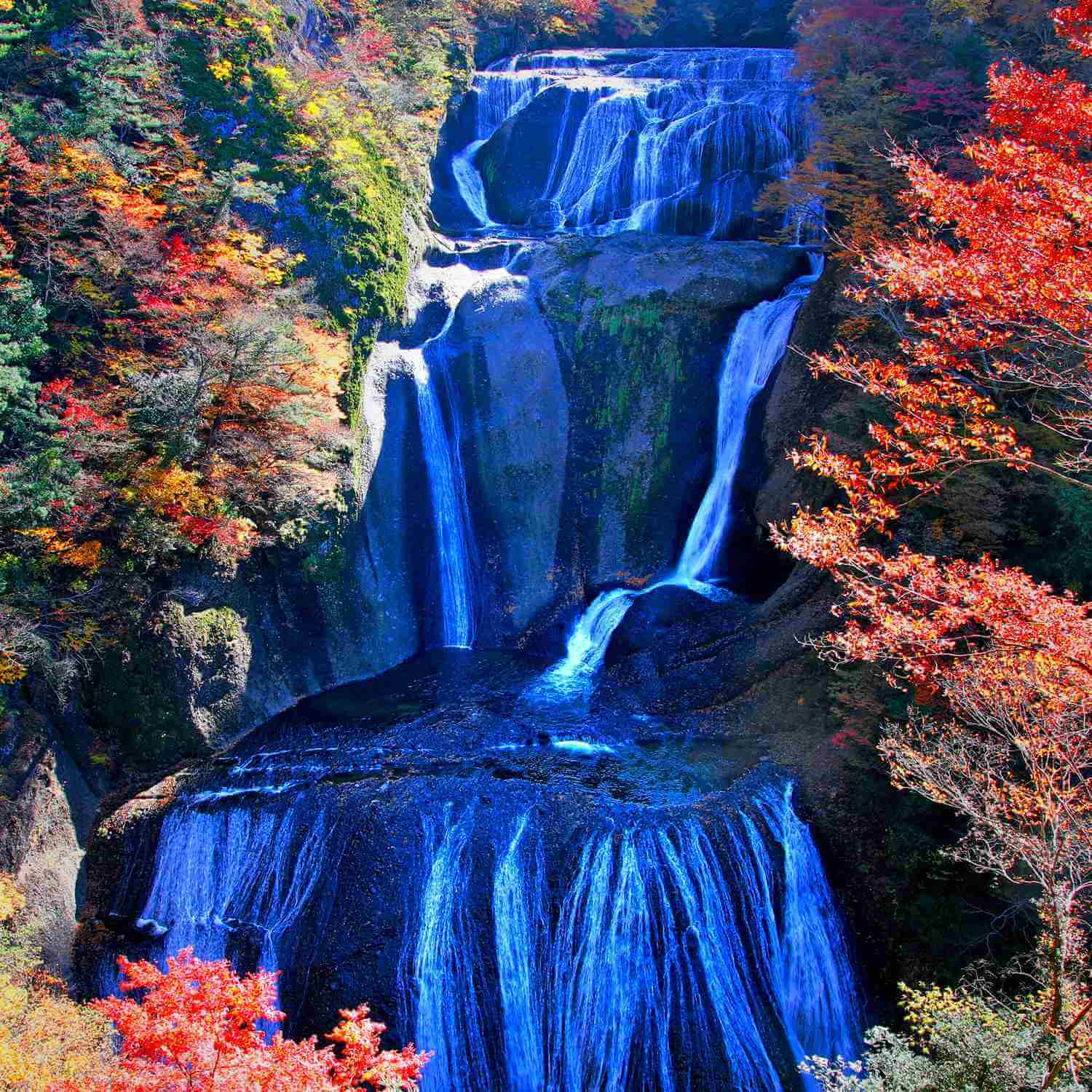 Fukunoda-no-Taki (Fukuda Waterfall ) in autumn = Shutterstock 3