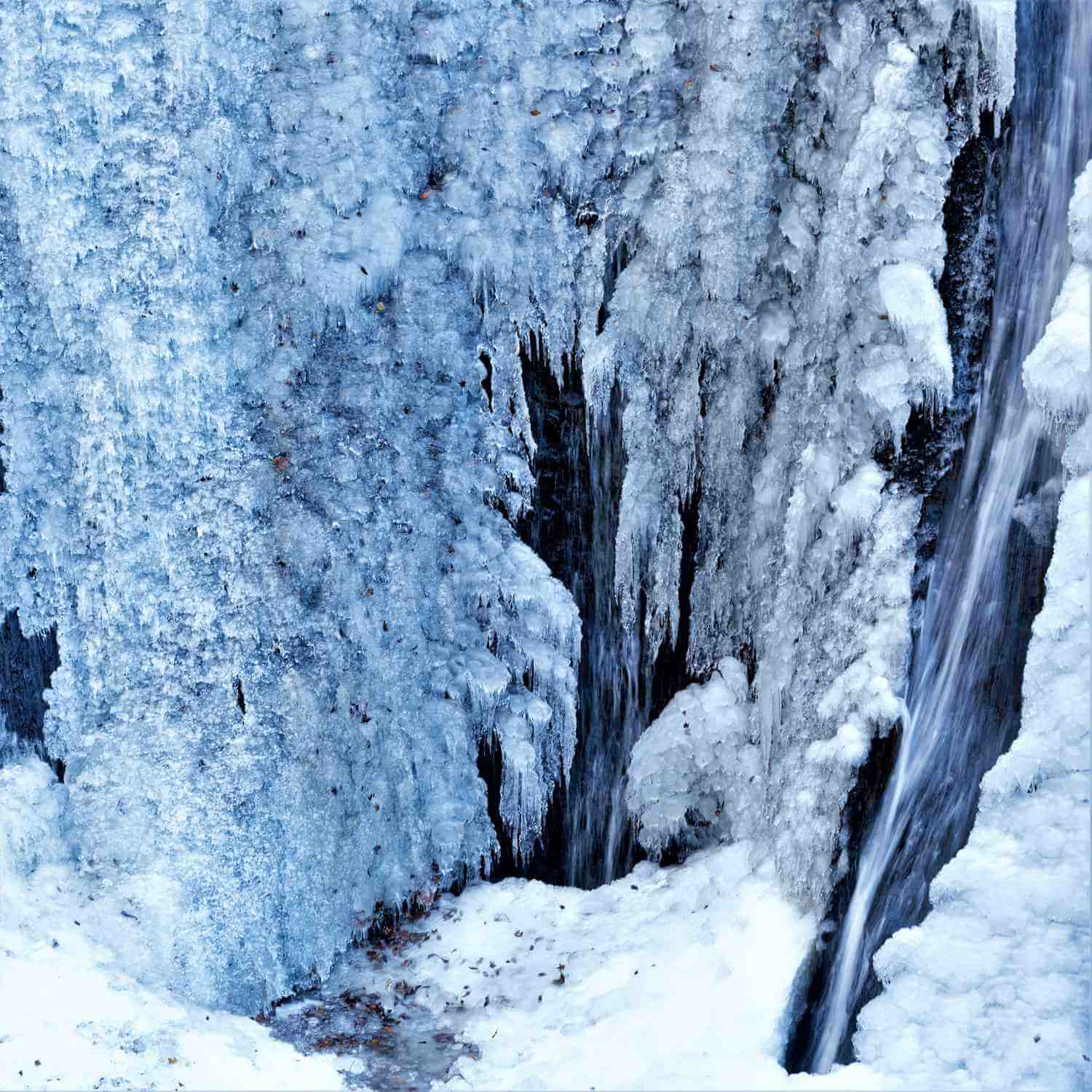 Fukunoda-no-Taki (Fukuda Waterfall ) frozen in winter = Shutterstock 8