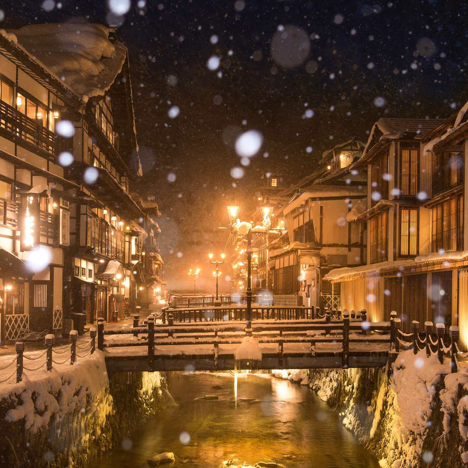 Ginzan Onsen, a retro hot spring town with a beautiful snow scene, Yamagata = AdobeStock 10