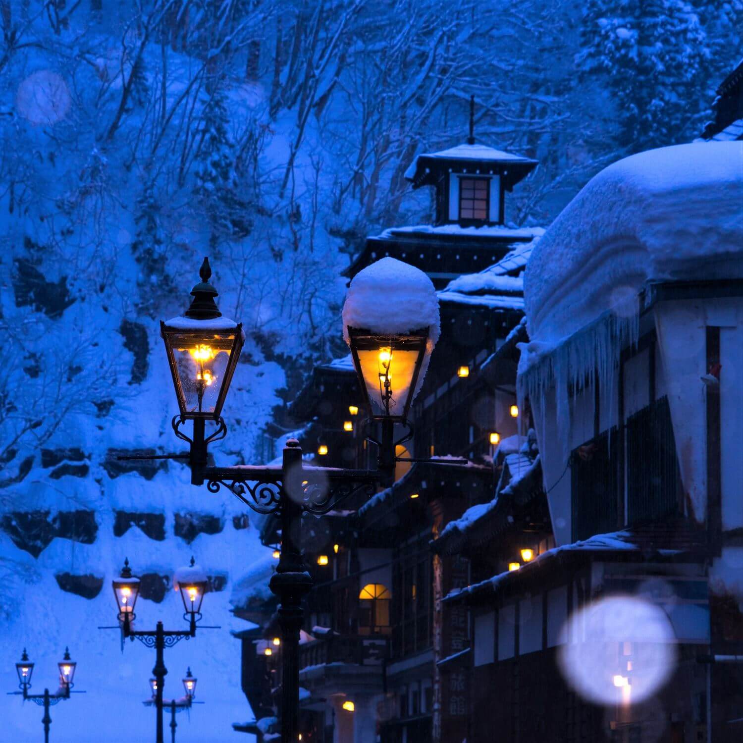 Ginzan Onsen, a retro hot spring town with a beautiful snow scene, Yamagata = AdobeStock 9