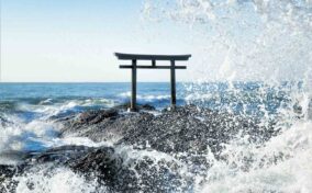 "Kamiiso no Torii Gate" at Oarai-Isosaki Jinja Shrine, Ibaraki Prefecture = Shutterstock 1
