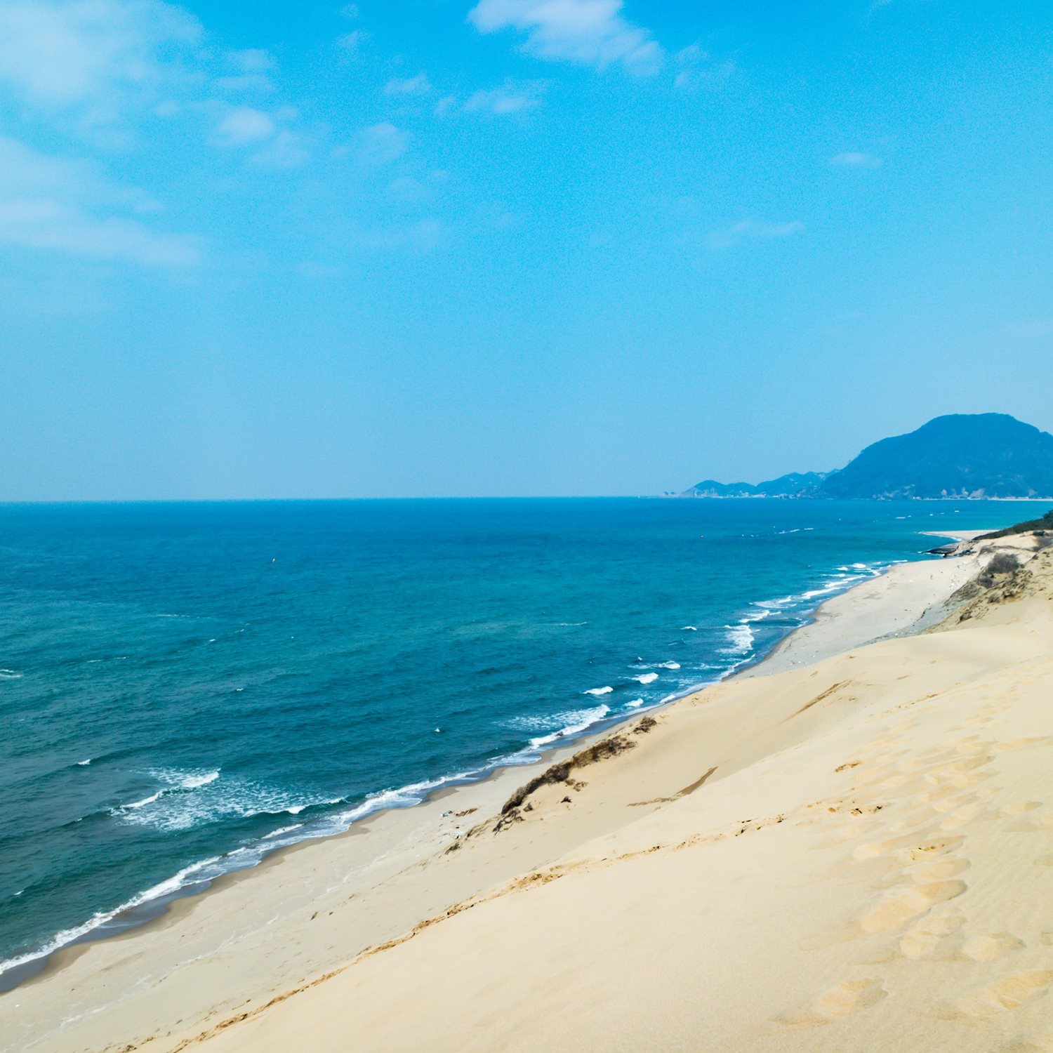 Tottori Sand Dunes in Tottori Orefecture = Shutterstock 5