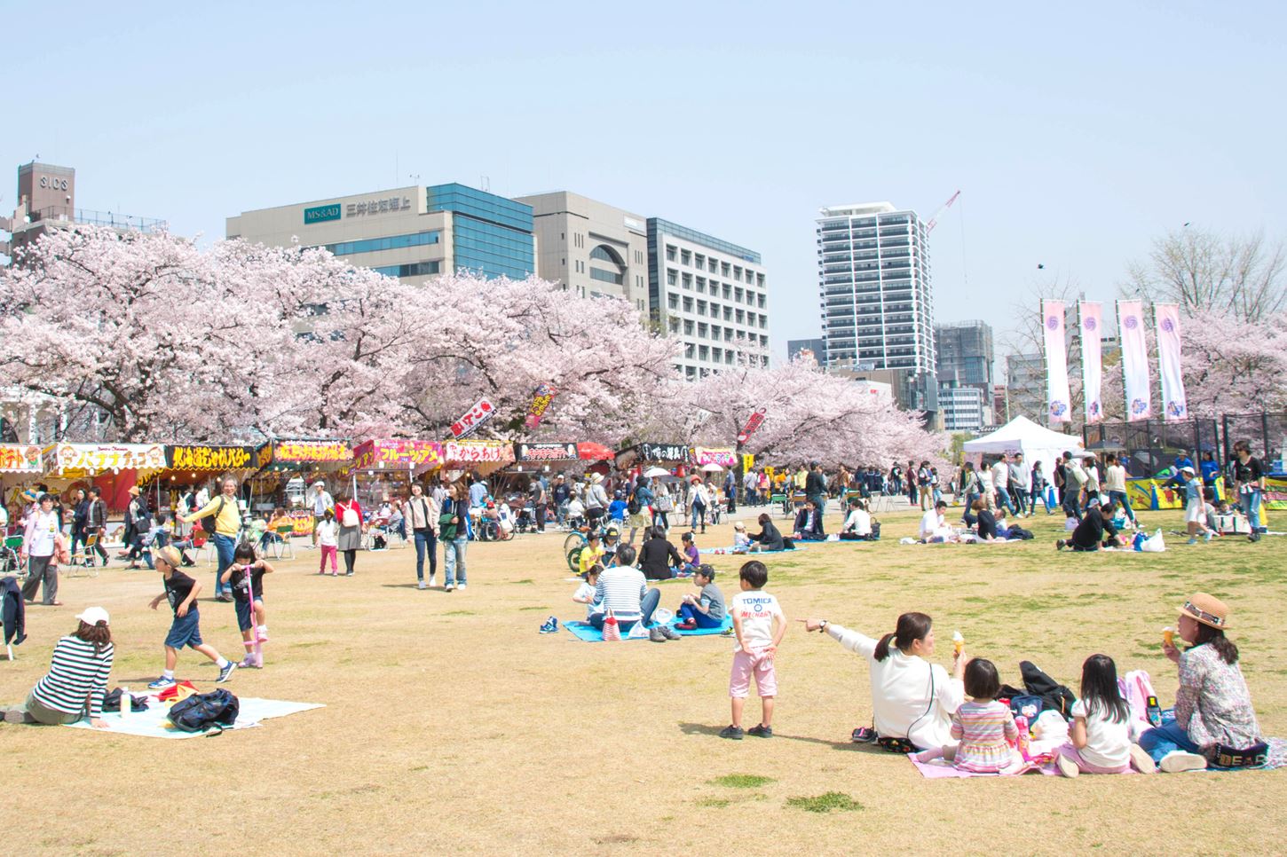 Sightseeing scenery that simply shows the weather and clothes in Fukuoka in March3