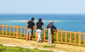 Sightseeing scenery that simply shows the weather and clothes in Okinawa in April1