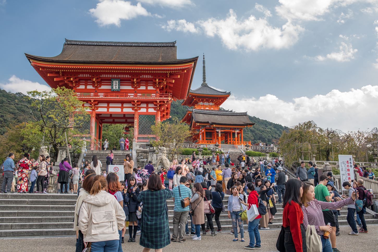 Sightseeing scenery that simply shows the weather in Kyoto in October3
