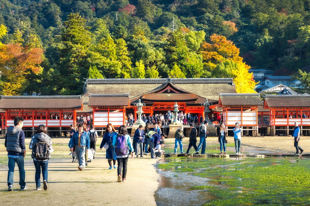 Sightseeing scenery that simply shows the weather and clothes in Hiroshima in Novemver2