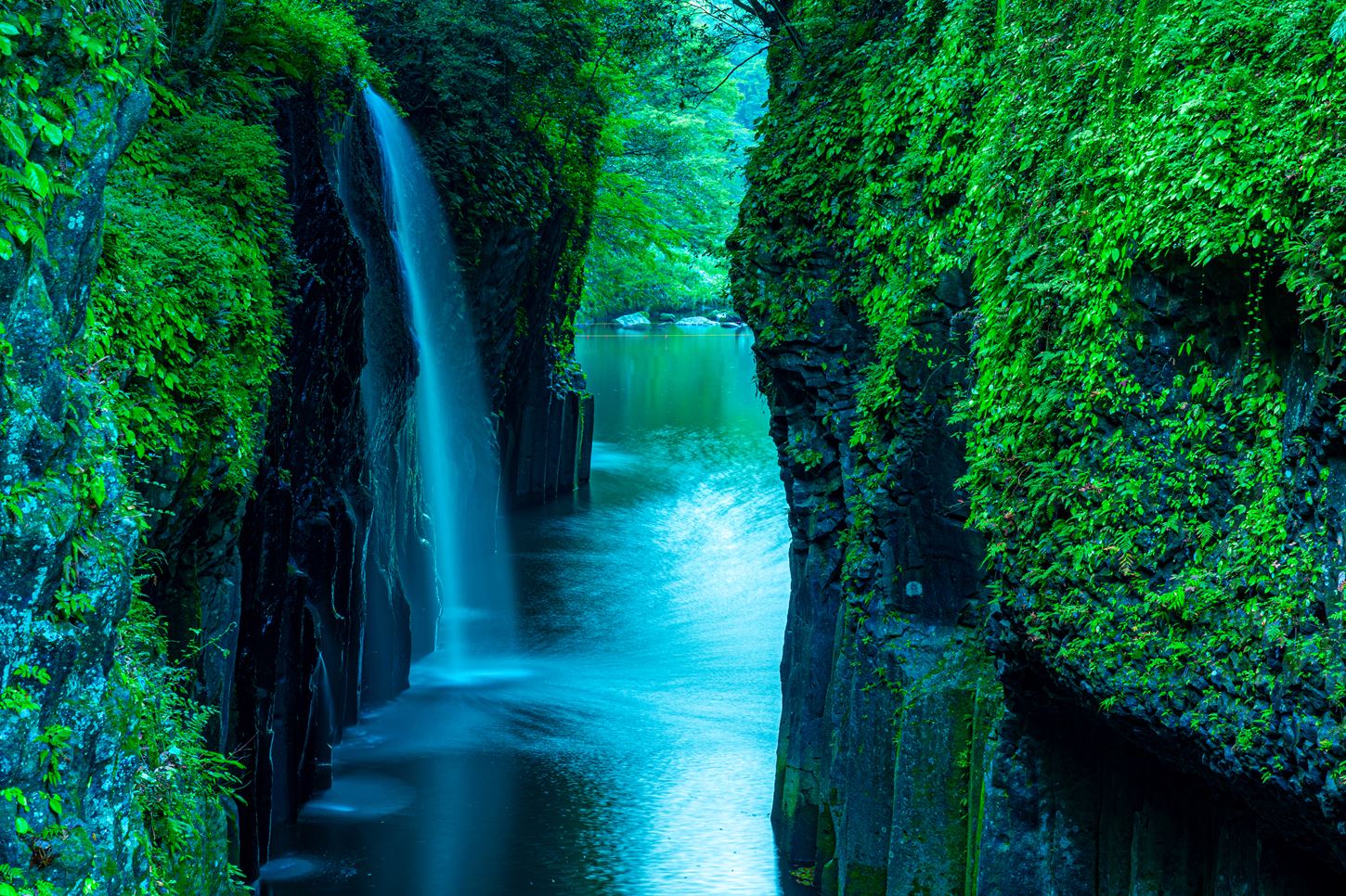 Beautiful scenery of Takachiho Gorge in Miyazaki Prefecture, Japan = Shutterstock