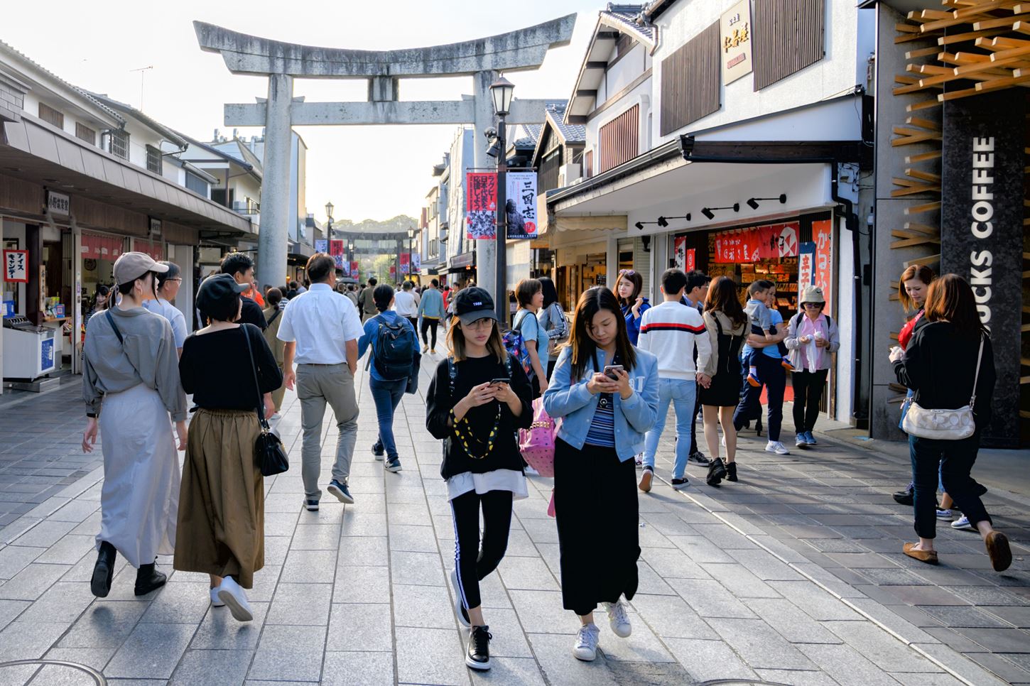 Sightseeing scenery that simply shows the weather and clothes in Fukuoka in October3