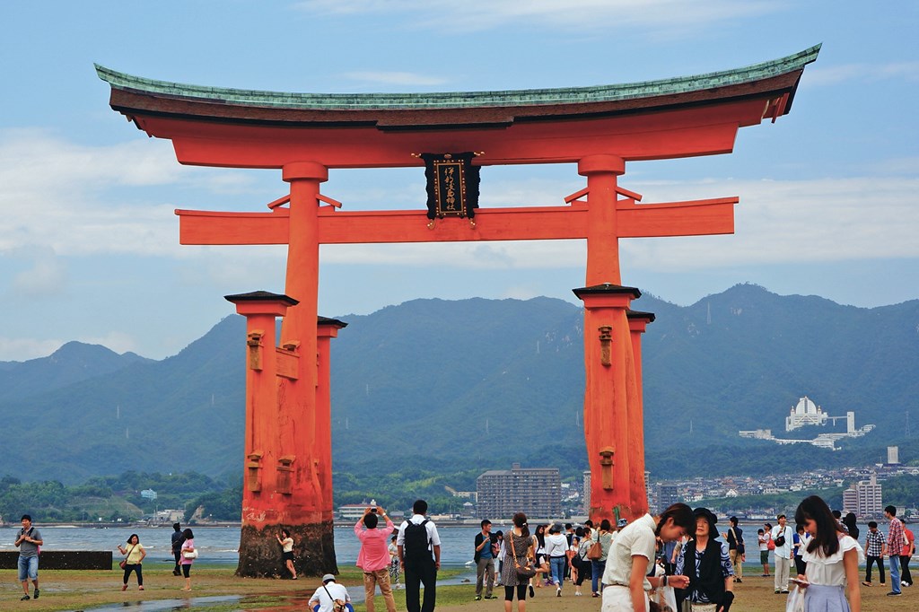 Sightseeing scenery that simply shows the weather and clothes in Hiroshima in september2