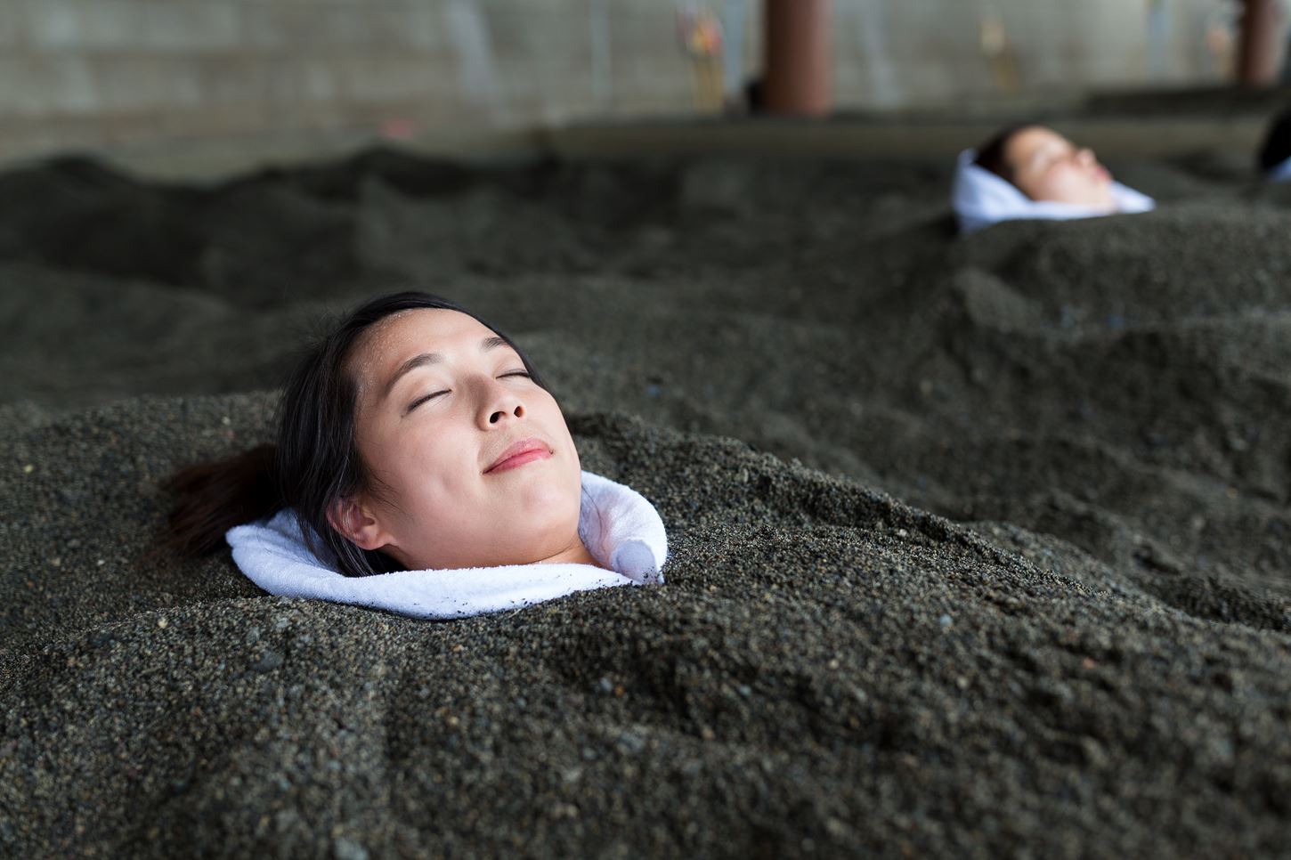 In Ibusuki City in southern Kagoshima Prefecture, "sand steam baths," where people are buried in sand heated by hot hot springs, are popular = Shutterstock