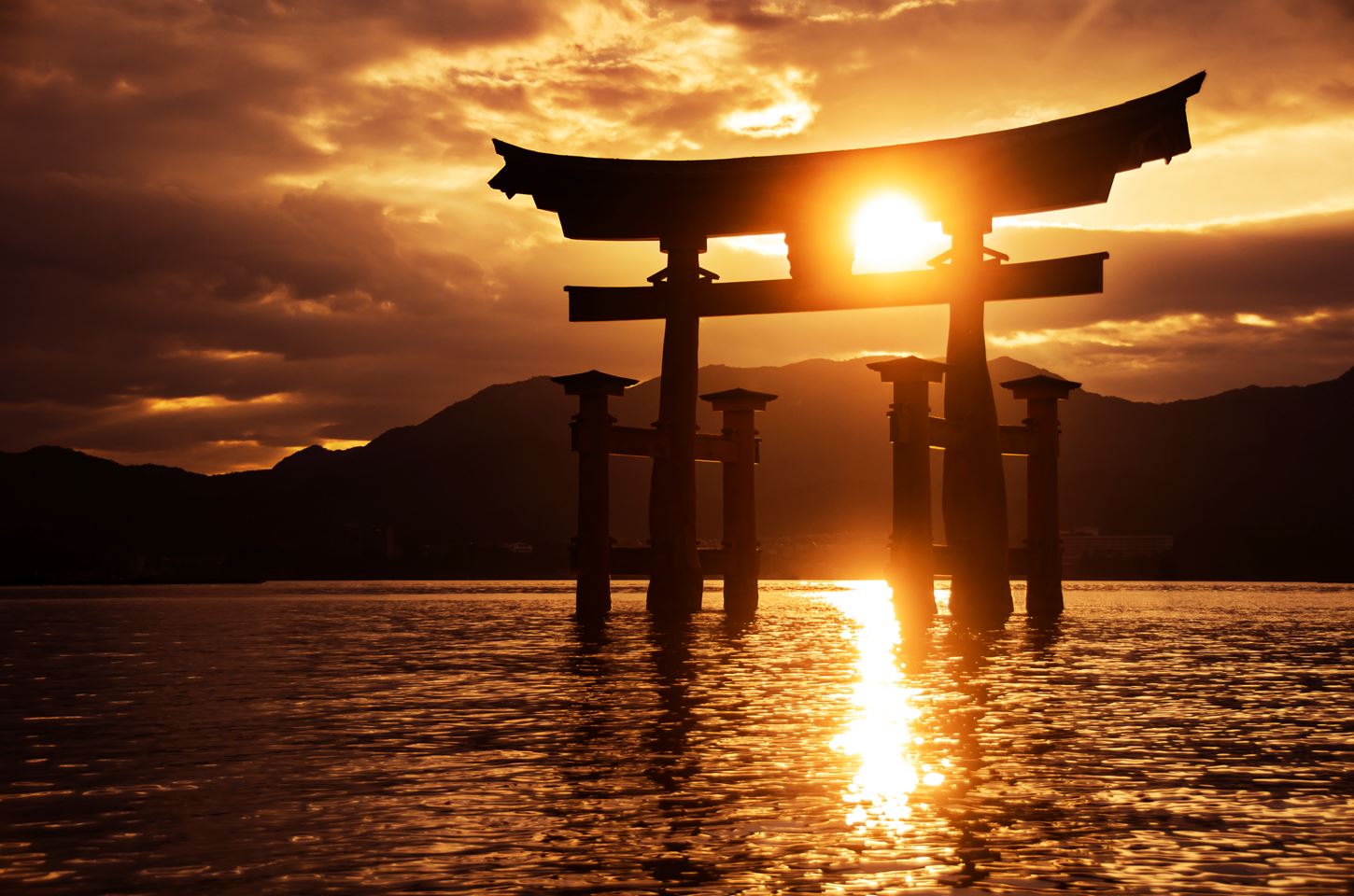 Video: Beautiful Scenery of Miyajima and Itsukushima Shrine